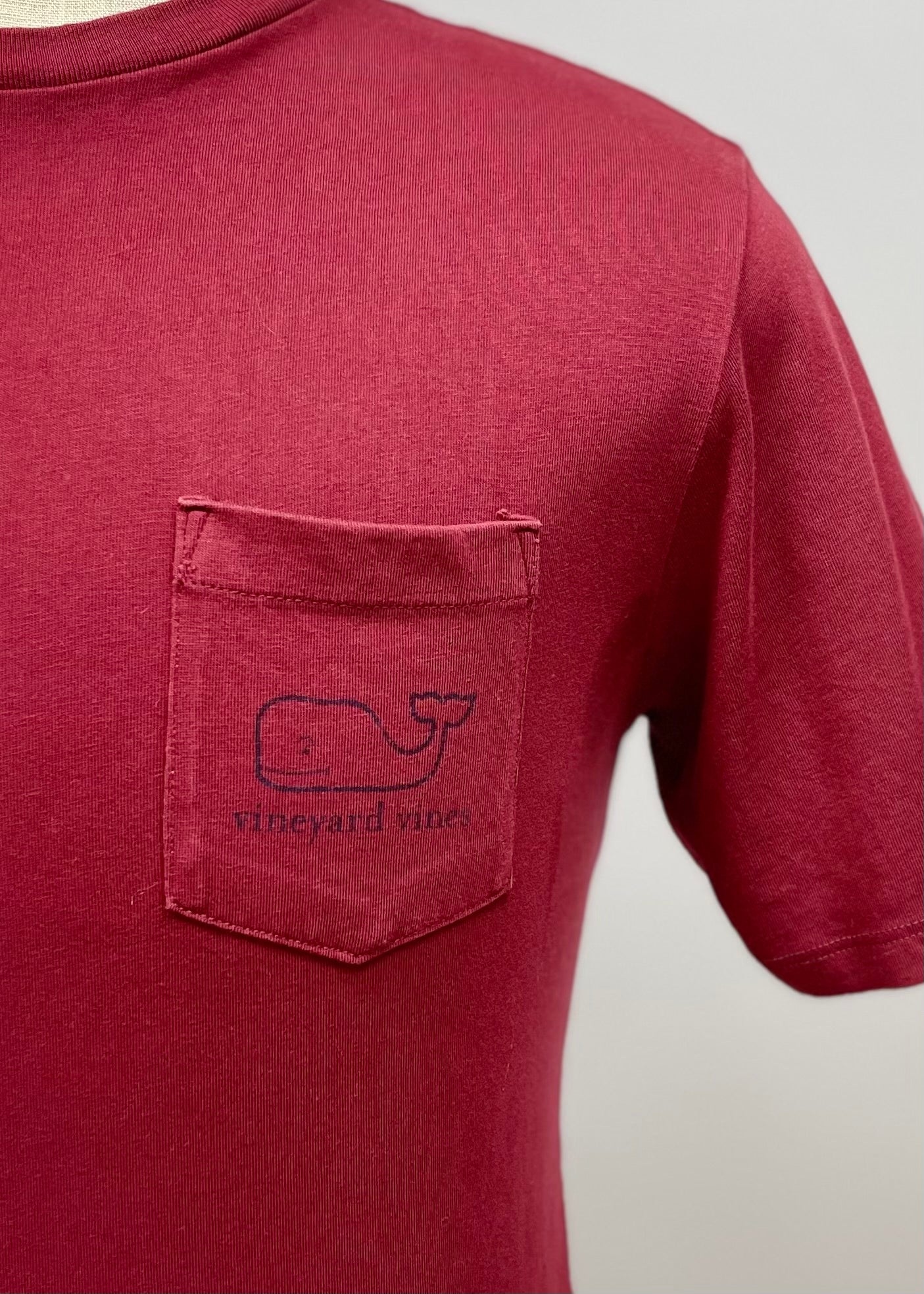 Camiseta cuello redondo Vineyard Vines 🐳 color rojo oscuro con Diseño de ballena Talla Small