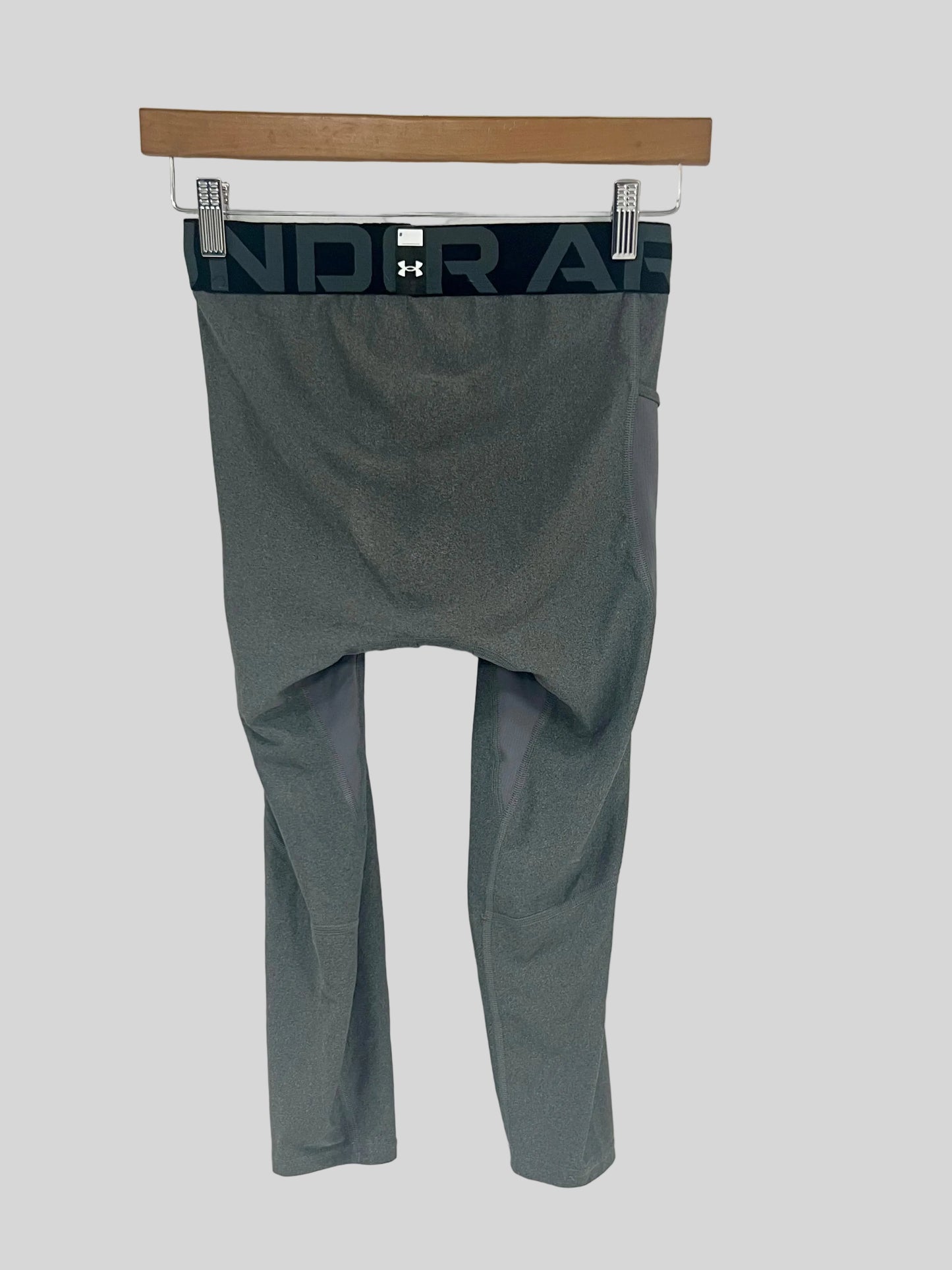 Malla de entrenamiento licra Under Armour 🏋🏽 Pro Dri-FIT 3/4 para hombre en Color gris y cintura negro Talla M
