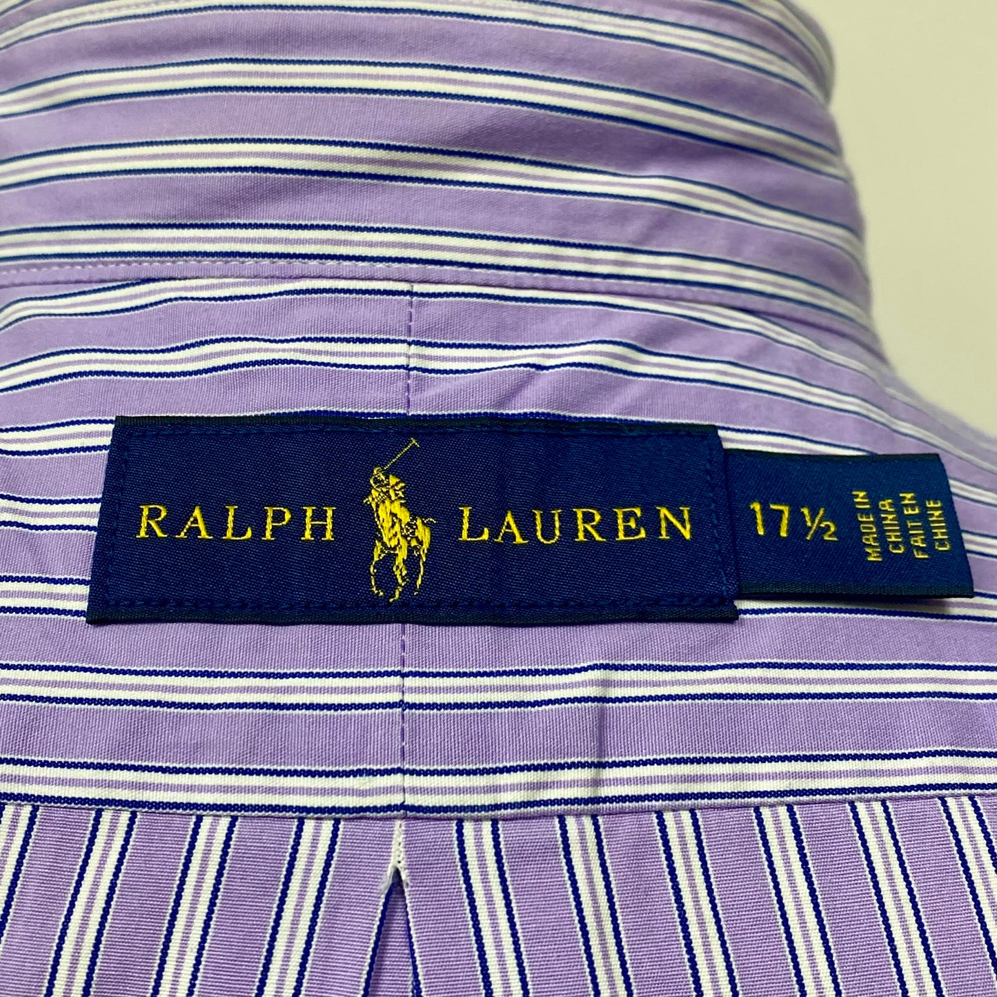 Camisa Polo Ralph Lauren 🏇🏼 con patron de rayas en color morado, azul navy y blanco Talla XL Entalle Regular