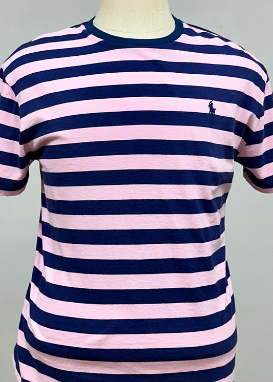 Camiseta cuello redondo Polo Ralph Lauren 🏇🏼 color rosado y rayas en color azul oscuro Talla M Entalle Clásico