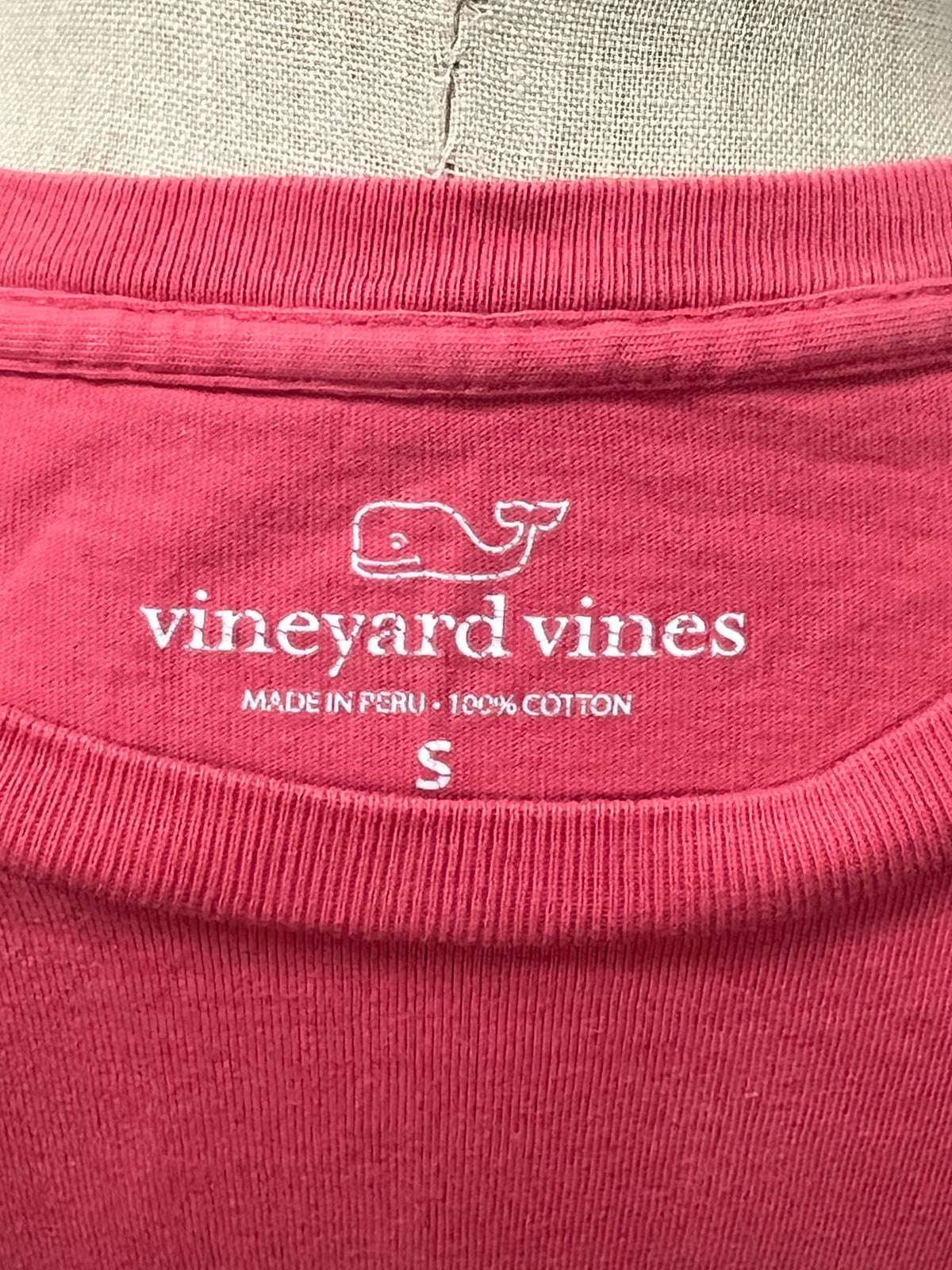 Camiseta cuello redondo Vineyard Vines 🐳 color rosado magenta con Diseño de ballena Talla Small
