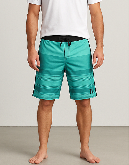 Traje de baño Hurley 🏄🏽‍♂️ con patrón de rayas en color celeste y turquesa y logo en color negro Talla M