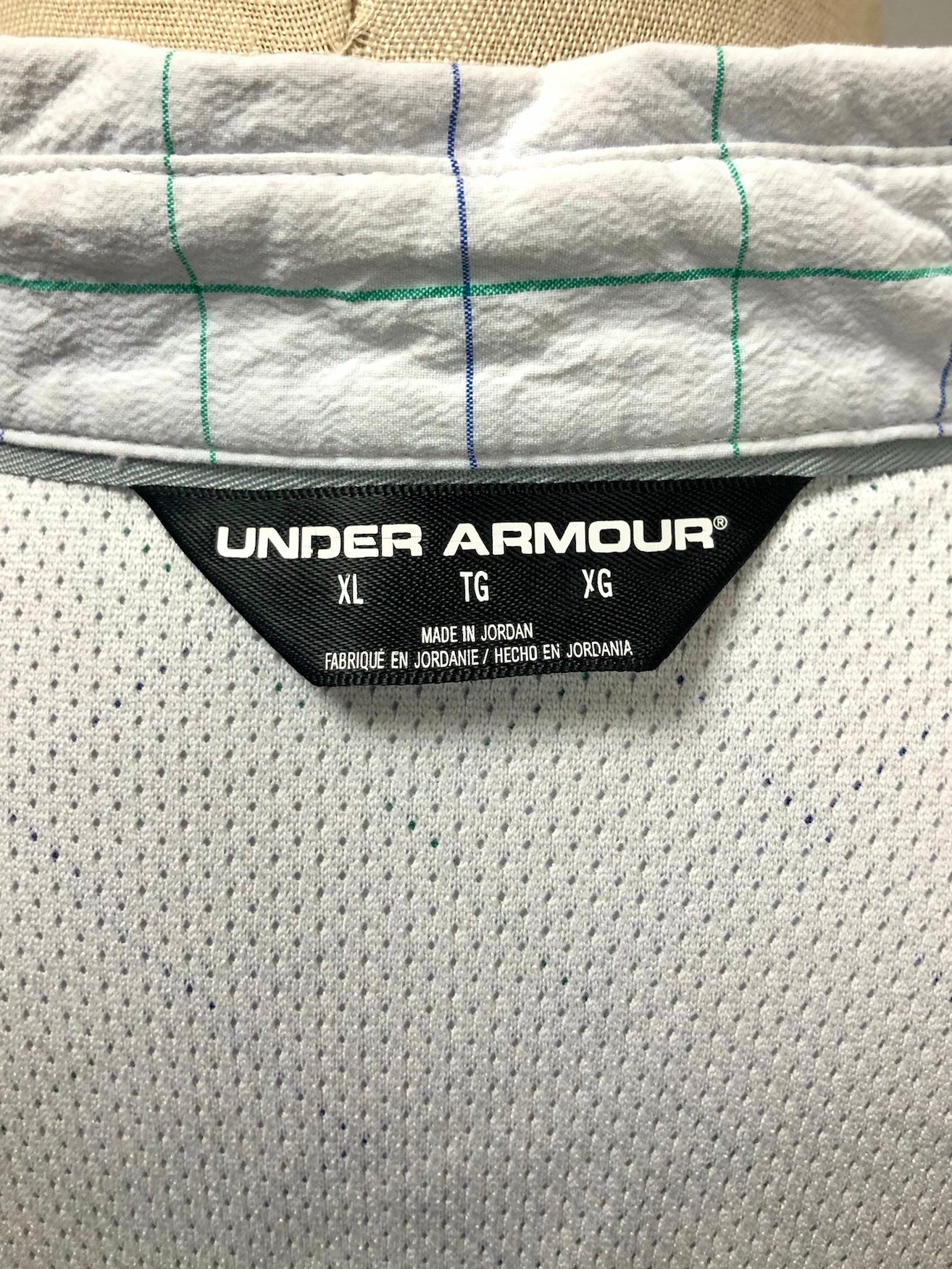 Camisa de botones Under Armour 🏋🏽 color gris claro de cuadros verde y azul Talla XL Entalle Regular