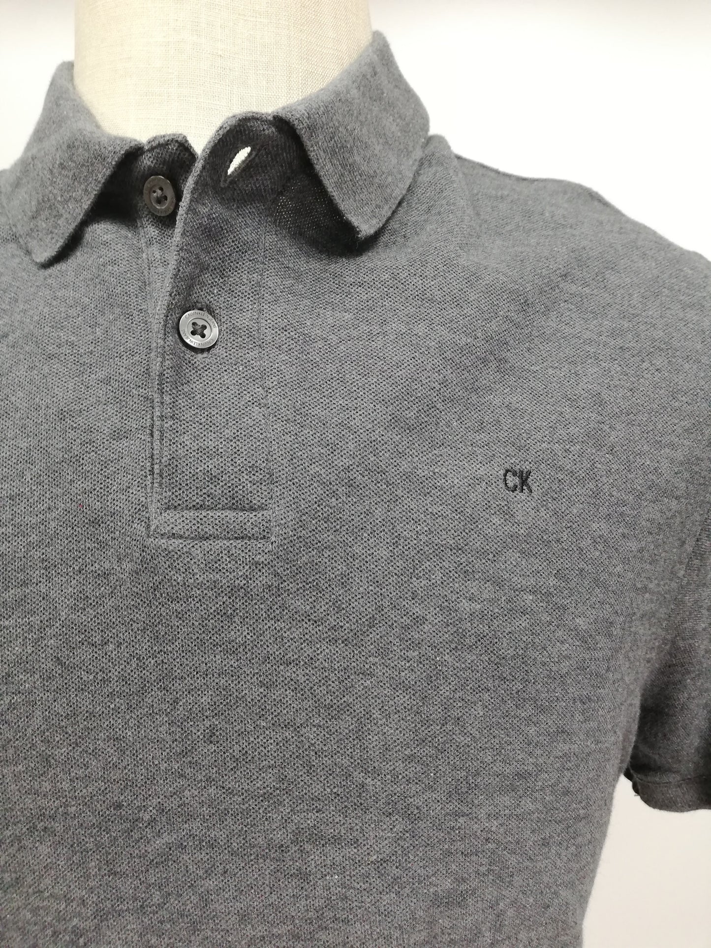 Camiseta Polo Calvin Klein CK color gris oscuro Talla L Entalle Clásico