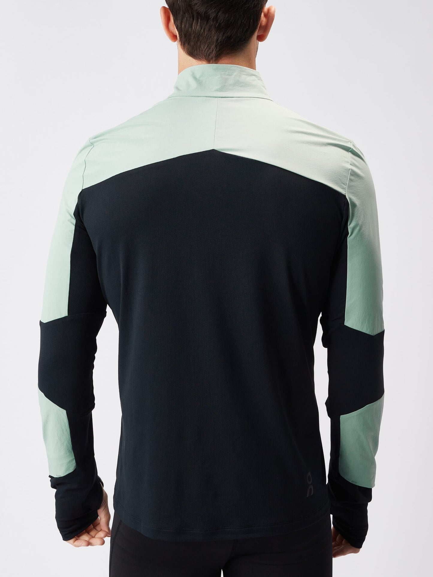 Sueter Jersey On Running 🏃🏻 Impermeable en color verde menta y negro con logo en color gris oscuro Talla L Entalle Regular