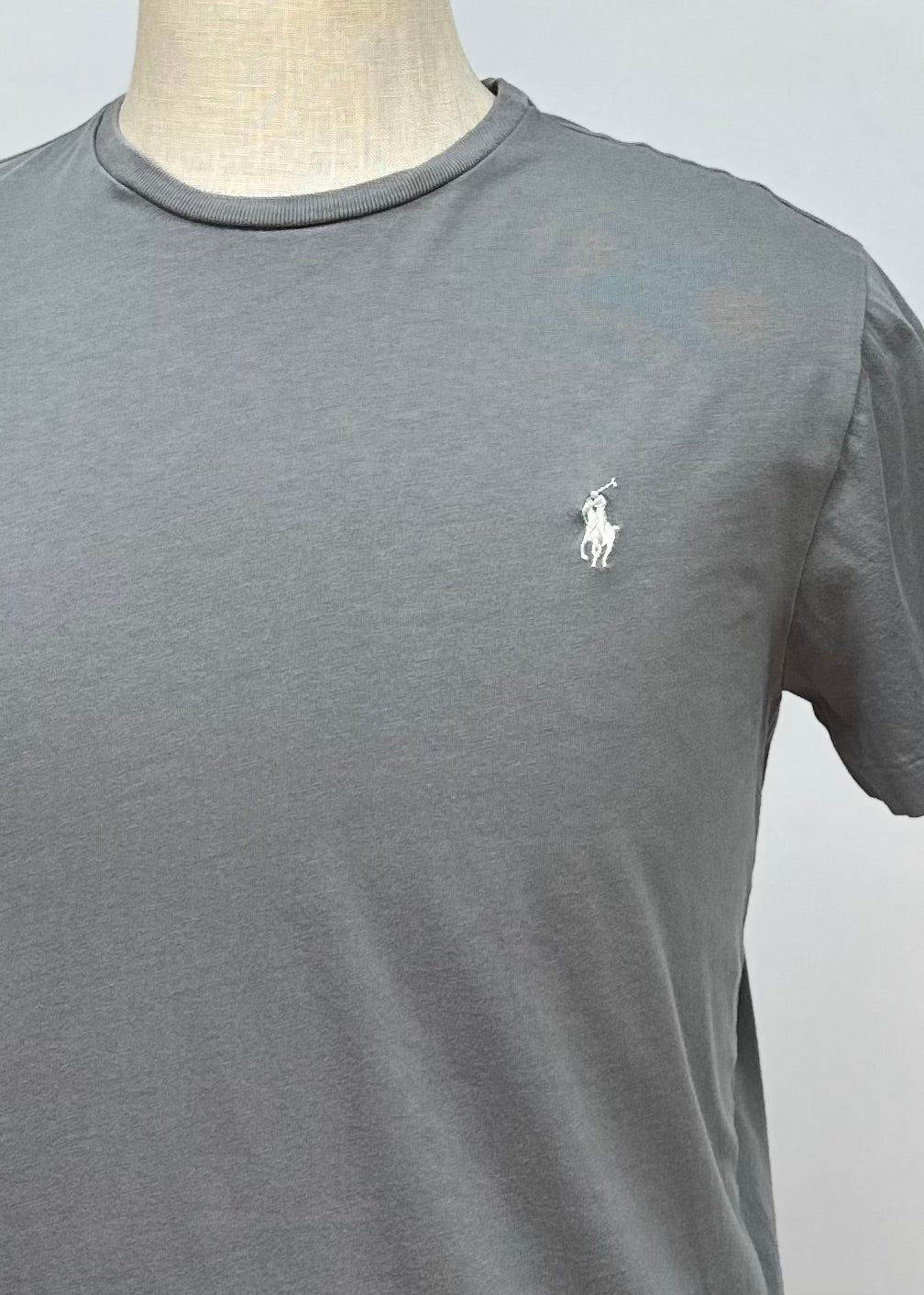 Camiseta cuello Redondo Polo Ralph Lauren 🏇🏼 color gris claro manga corta Talla Medium Entalle Regular