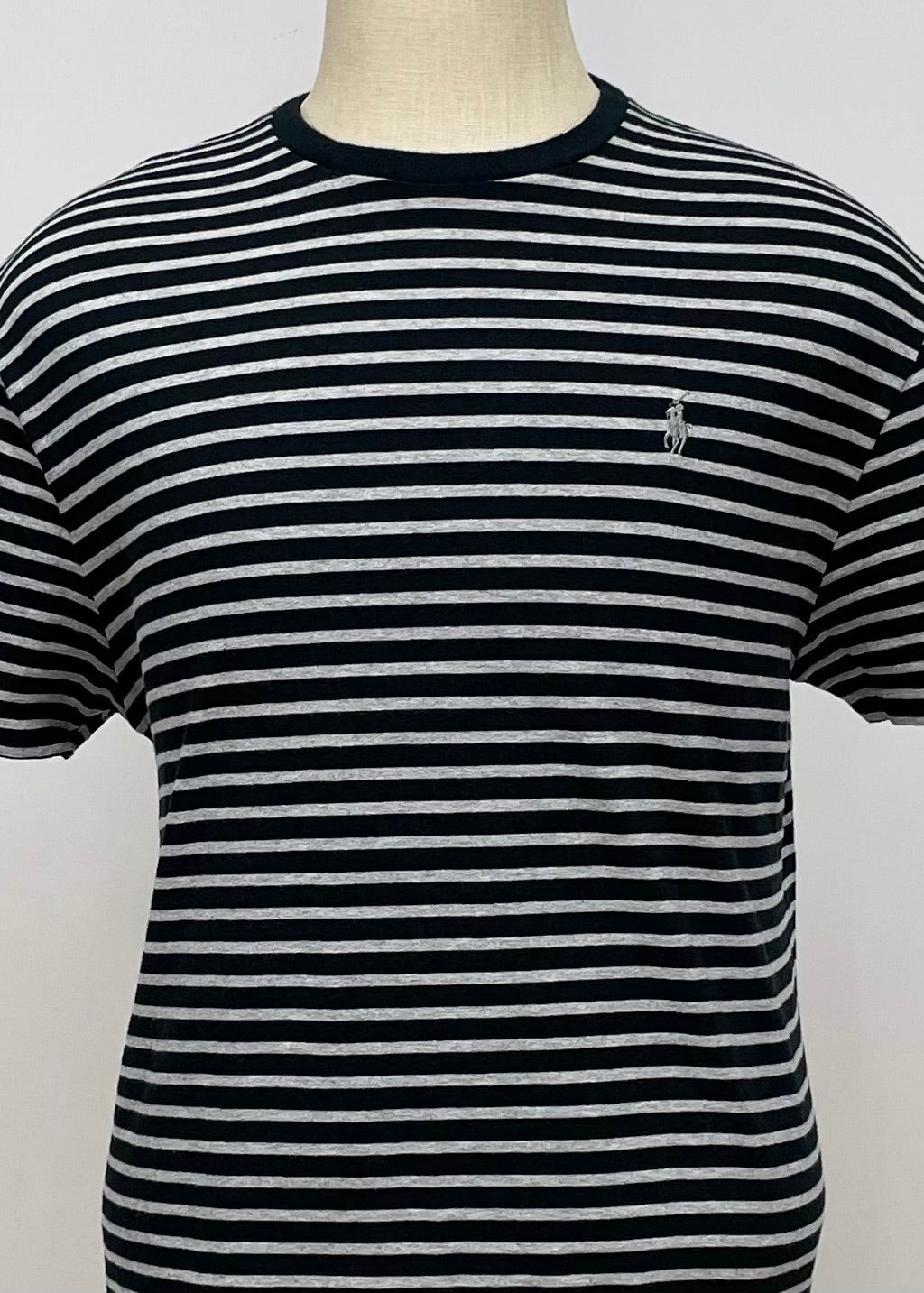 Camiseta cuello redondo Polo Ralph Lauren 🏇🏼 color negro y rayas en color gris Talla L Entalle Clásico