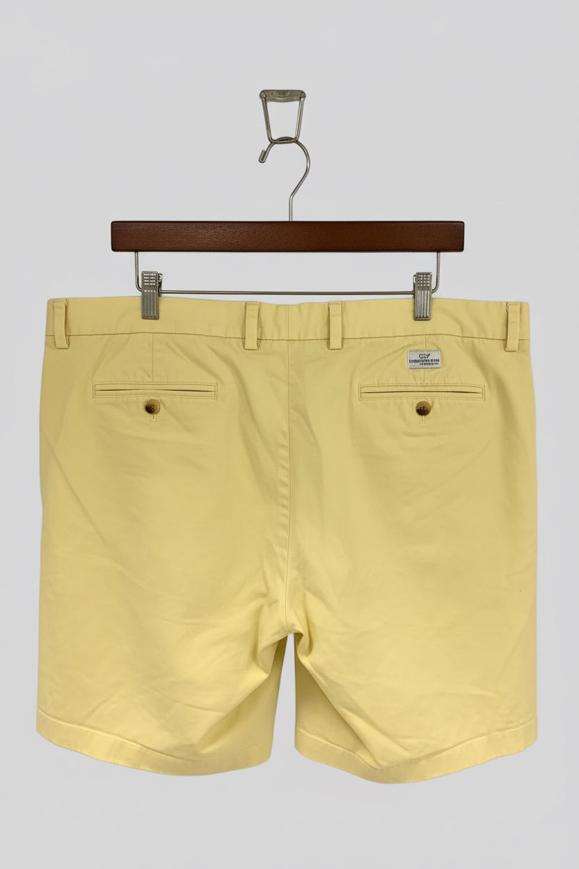 Short Casual Vineyard Vines 🐳 color amarillo claro talla 40