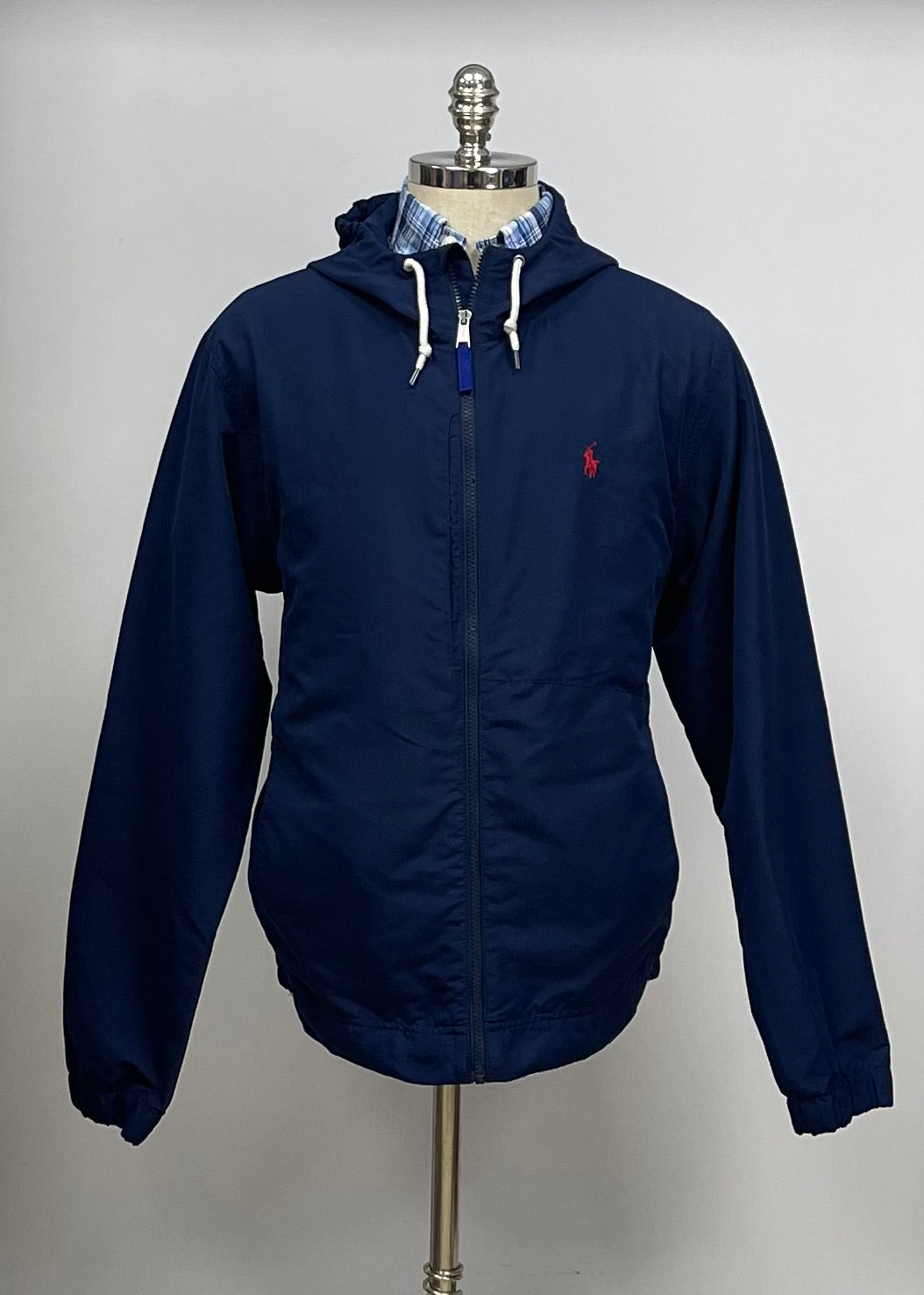 Jacket con capucha Polo Ralph Lauren 🏇🏼 color azul navy y con zíper completo y logo en color rojo Talla L