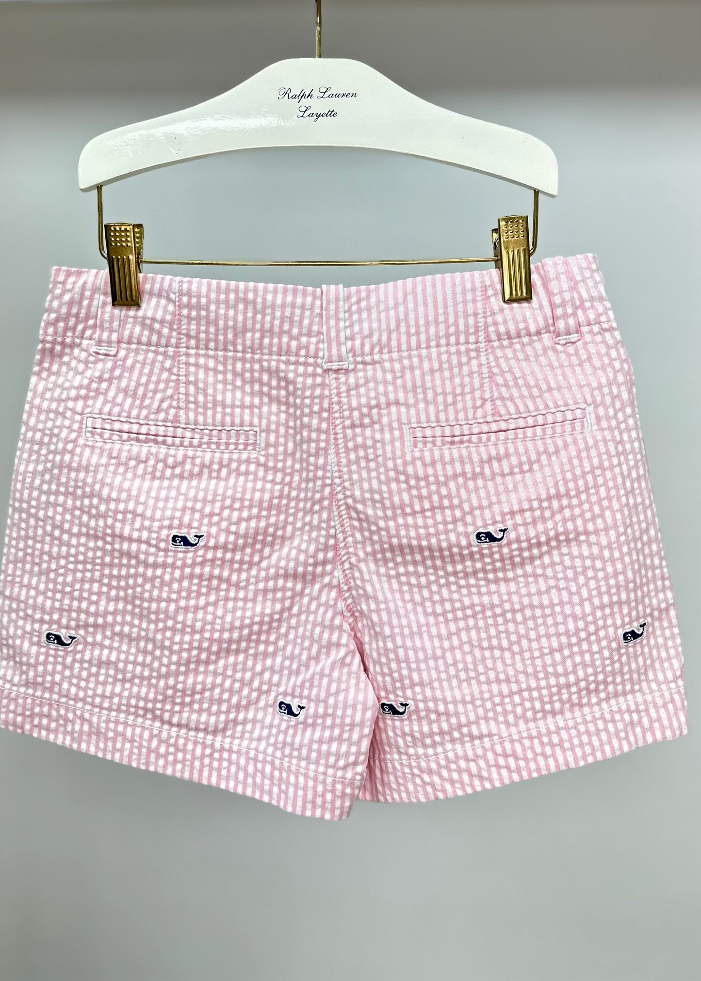 Short de niña Vineyard Vines 🐳 Seersucker con estampado de rayas rosas y blancas con bordados de ballenas Talla 10