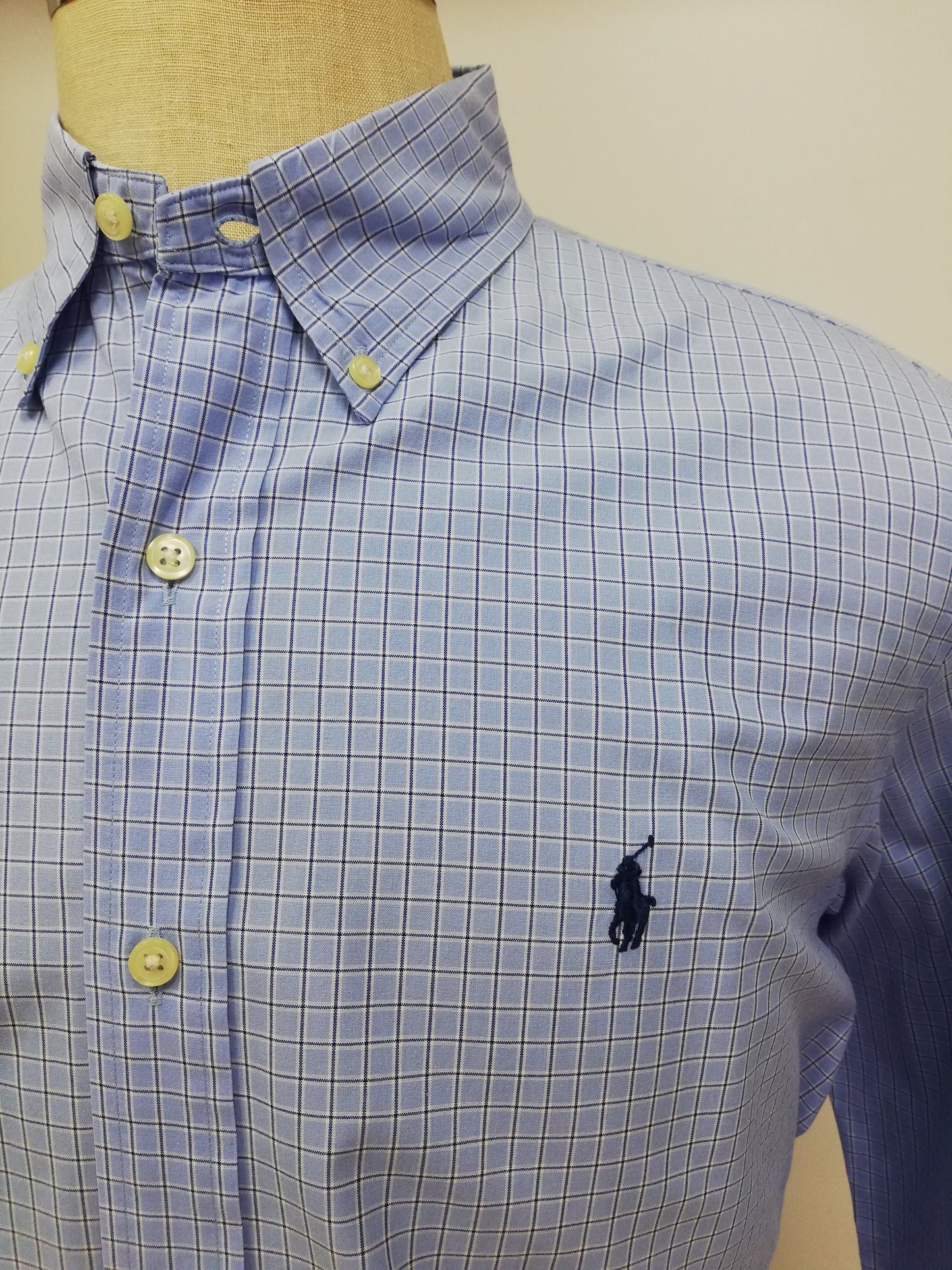 Camisa Polo Ralph Lauren 🏇🏼 color celeste con patron de cuadros en azul navy y blanco Talla L Entalle Regular