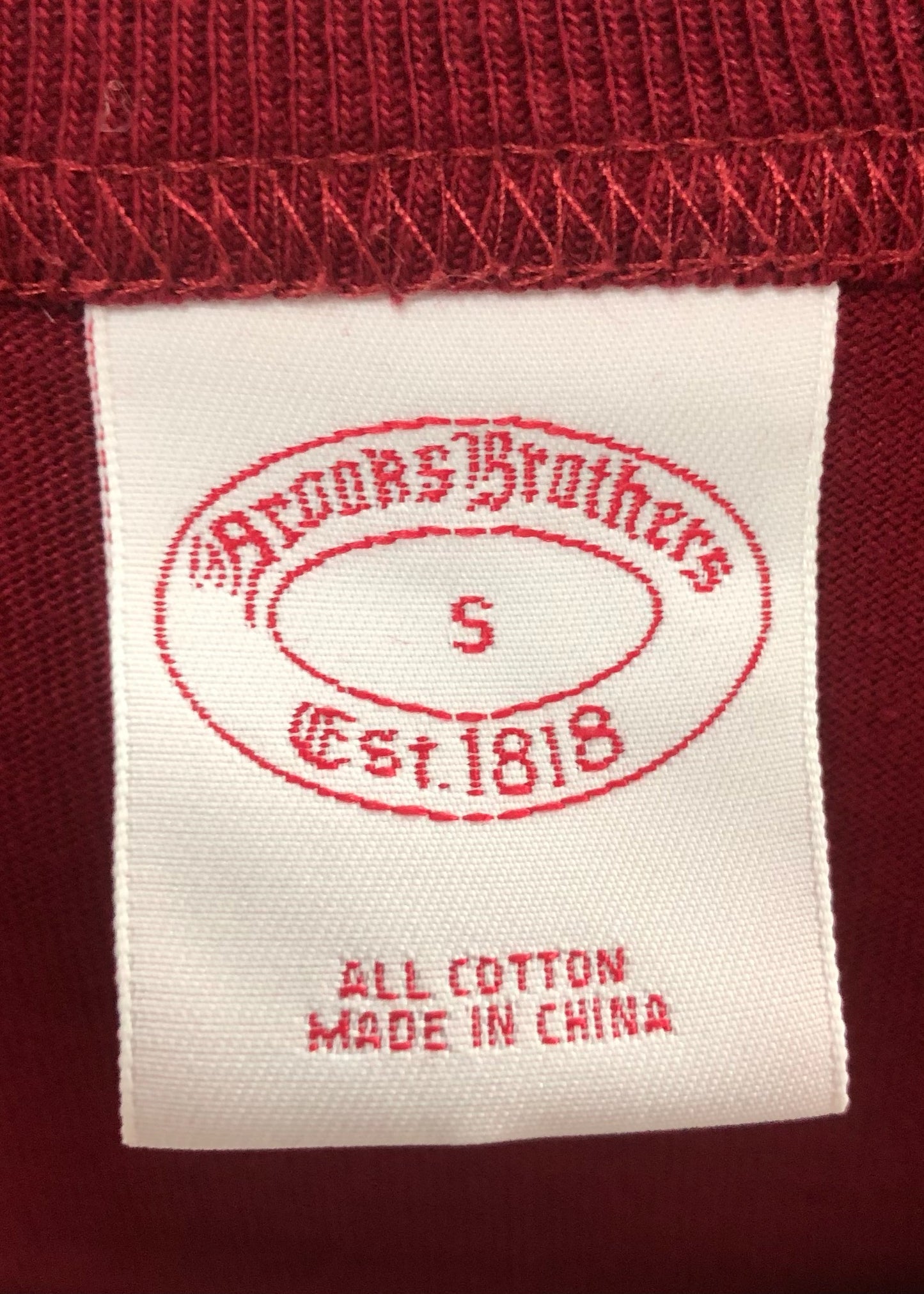 Camiseta cuello redondo Brooks Brothers 🐑 color rojo y logo azul navy Talla S