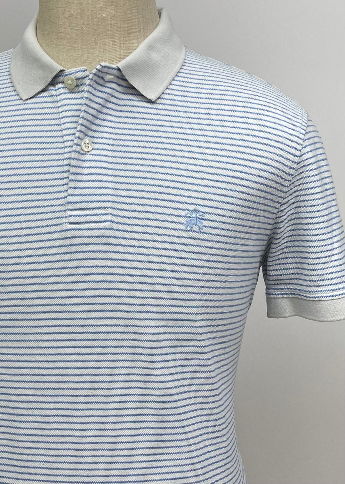 Camiseta Polo Brooks Brothers 🐑 color blanco con patrón de rayas en color celeste Talla L Entalle Regular