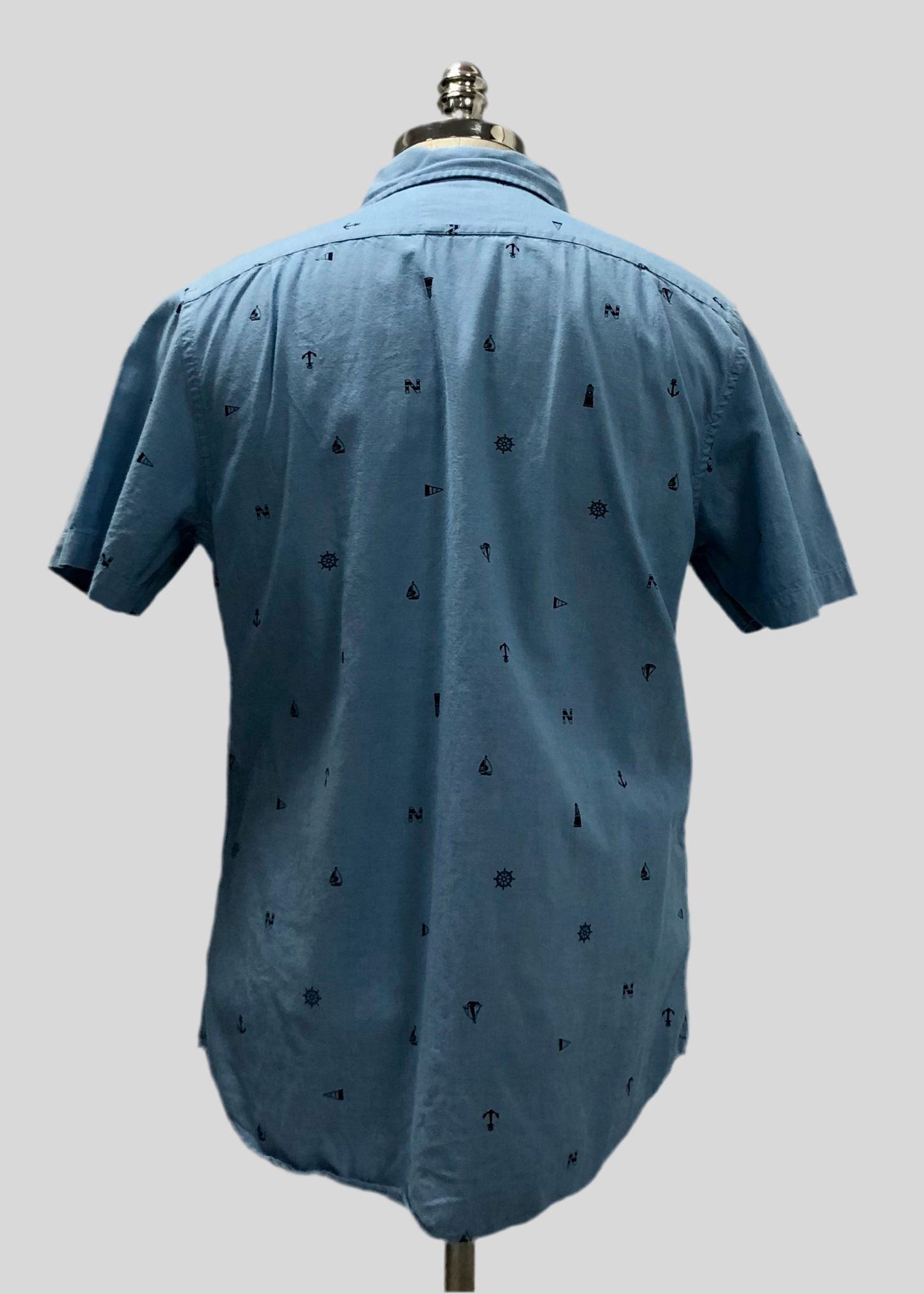 Camisa de botones Nautica ⚓️ Color celeste con diseño de Nautico en color azul navy Talla L Entalle Clásico