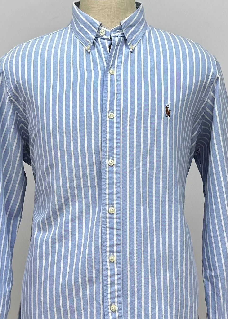 Camisa Polo Ralph Lauren 🏇🏼 Oxford color celeste con rayas en color blanco Talla L Entalle Regular