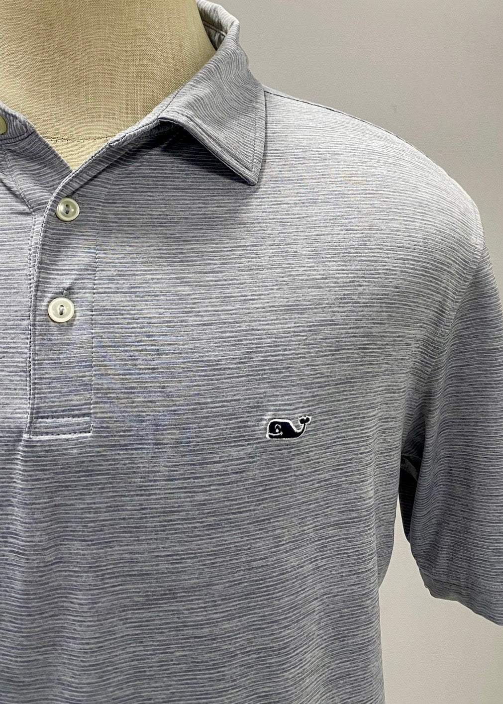 Camiseta Polo Vineyard Vines 🐳 Performance con rayas en gris claro y blanco Talla M Entalle Regular