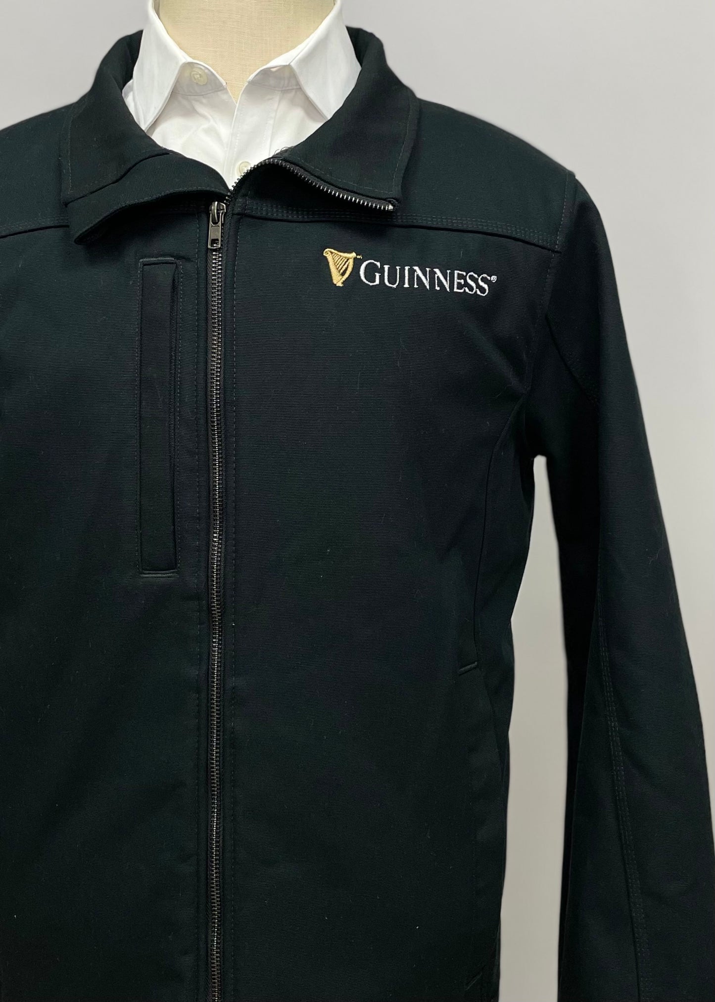 Chaqueta Guiness color negro y logo en blanco Talla Large