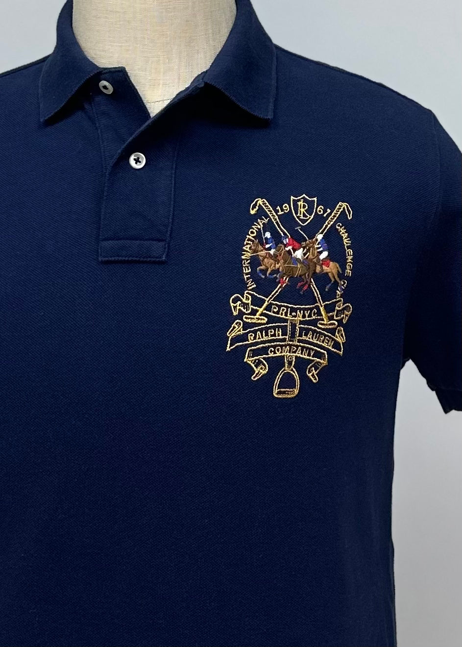 Camiseta Polo Ralph Lauren 🏇🏼color azul navy con logo de escudo dorado Talla M Entalle Custom Slim Fit