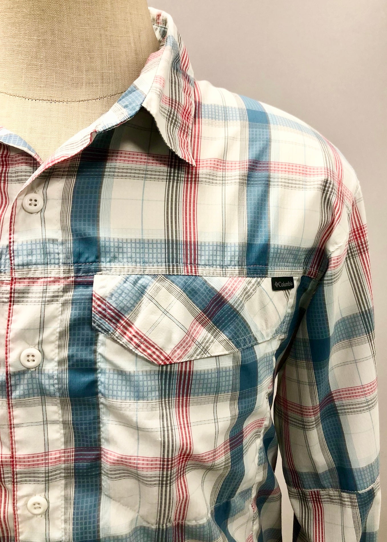 Camisa Columbia 🔹 Color blanco de cuadros en color azul, rojo y gris Talla L
