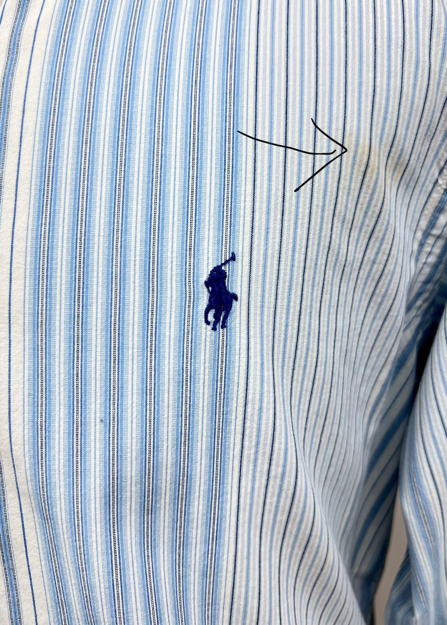 Camisa Polo Ralph Lauren 🏇🏼 color Blanco con patron de rayas en celeste y azul navy Talla L Entalle Clásico (ver descripción)