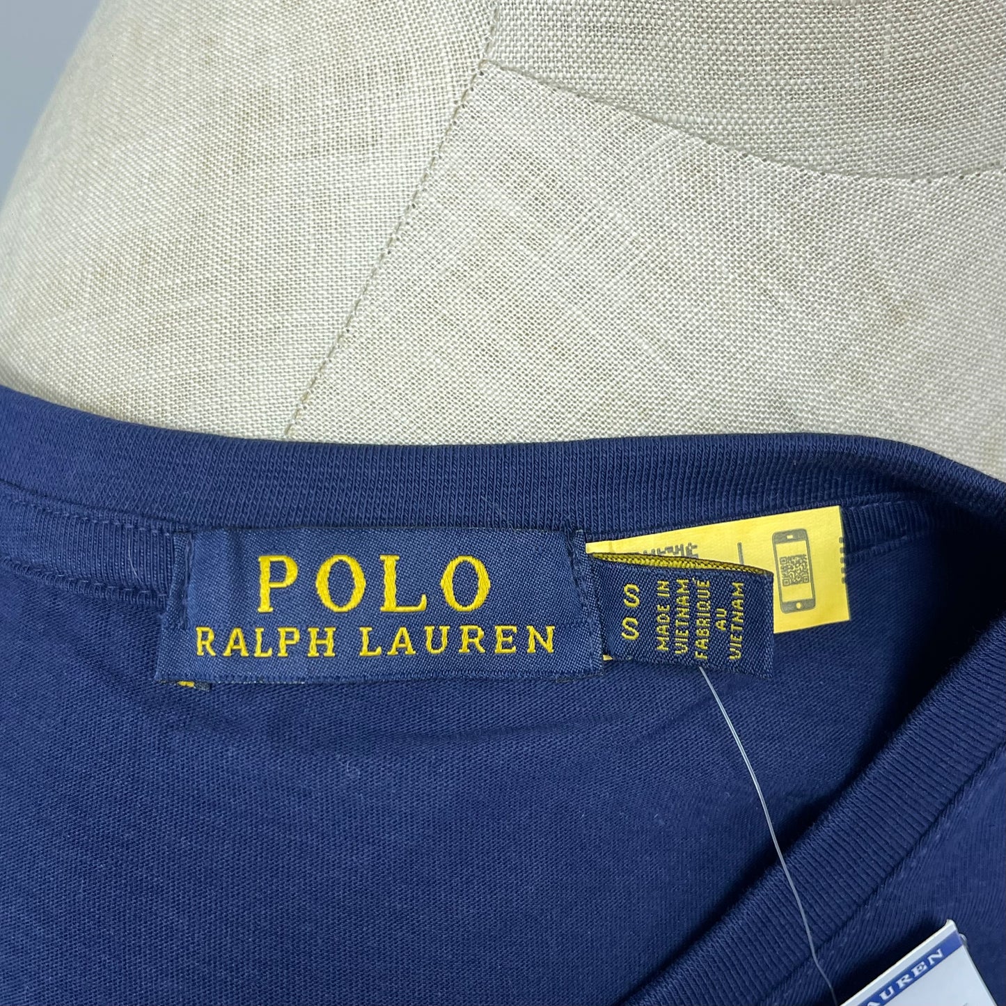 Camiseta cuello redondo Polo Ralph Lauren 🏇🏼 color azul navy con diseño en letras Polo multicolor Talla S Entalle Regular