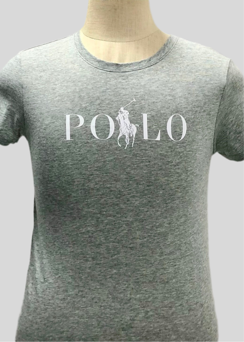 Camiseta cuello redondo de mujer Polo Ralph Lauren 🏇🏼 color gris claro con diseño de logo en letras en color blanco Talla S Entalle Regular