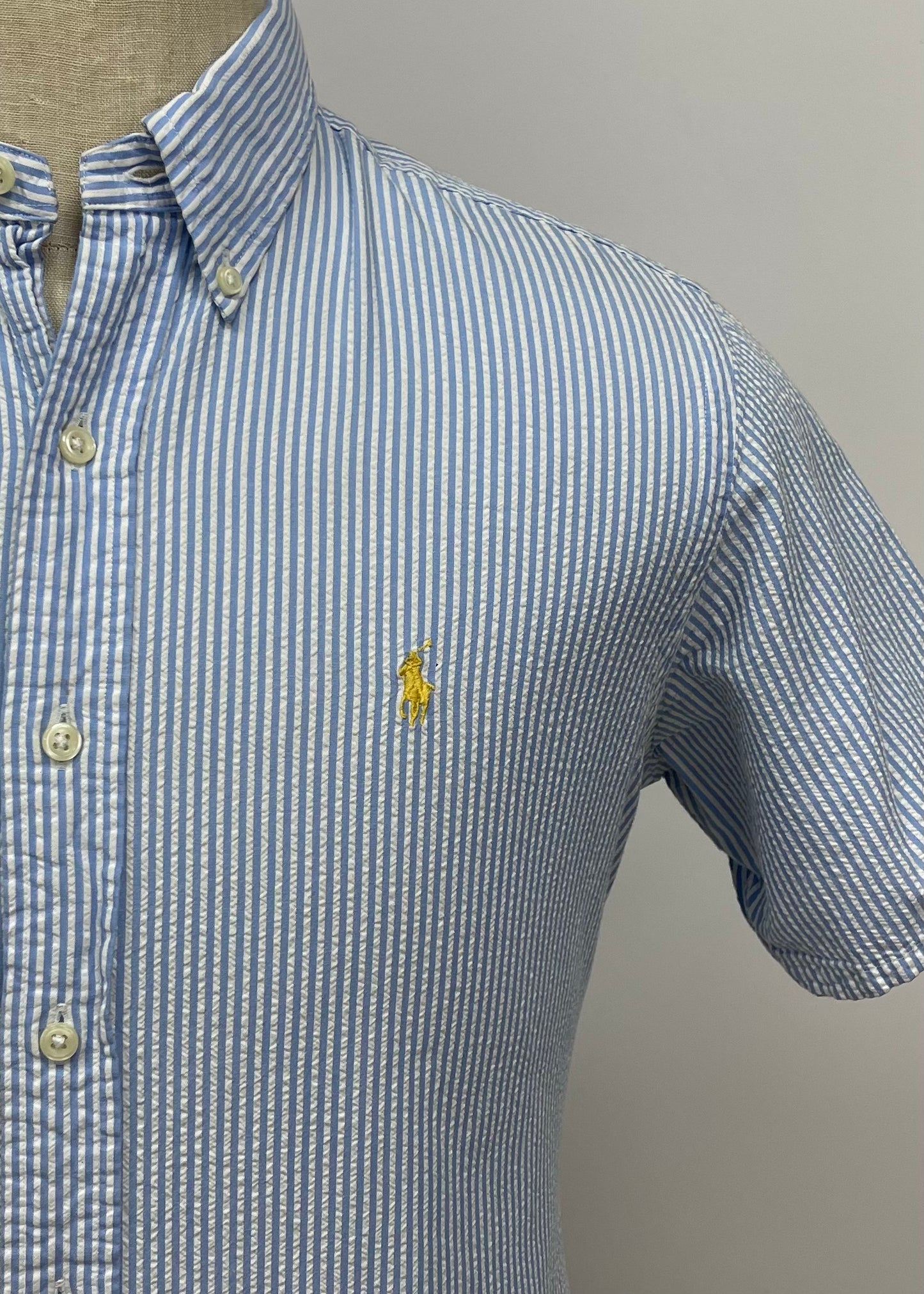 Camisa Polo Ralph Lauren 🏇🏼 Color blanco con patrón de rayas en celeste Tela Seersucker Talla M Entalle Regular