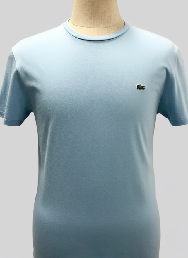 Camiseta cuello Redondo Lacoste 🐊 color celeste con el logo bordado tradicional Talla Large