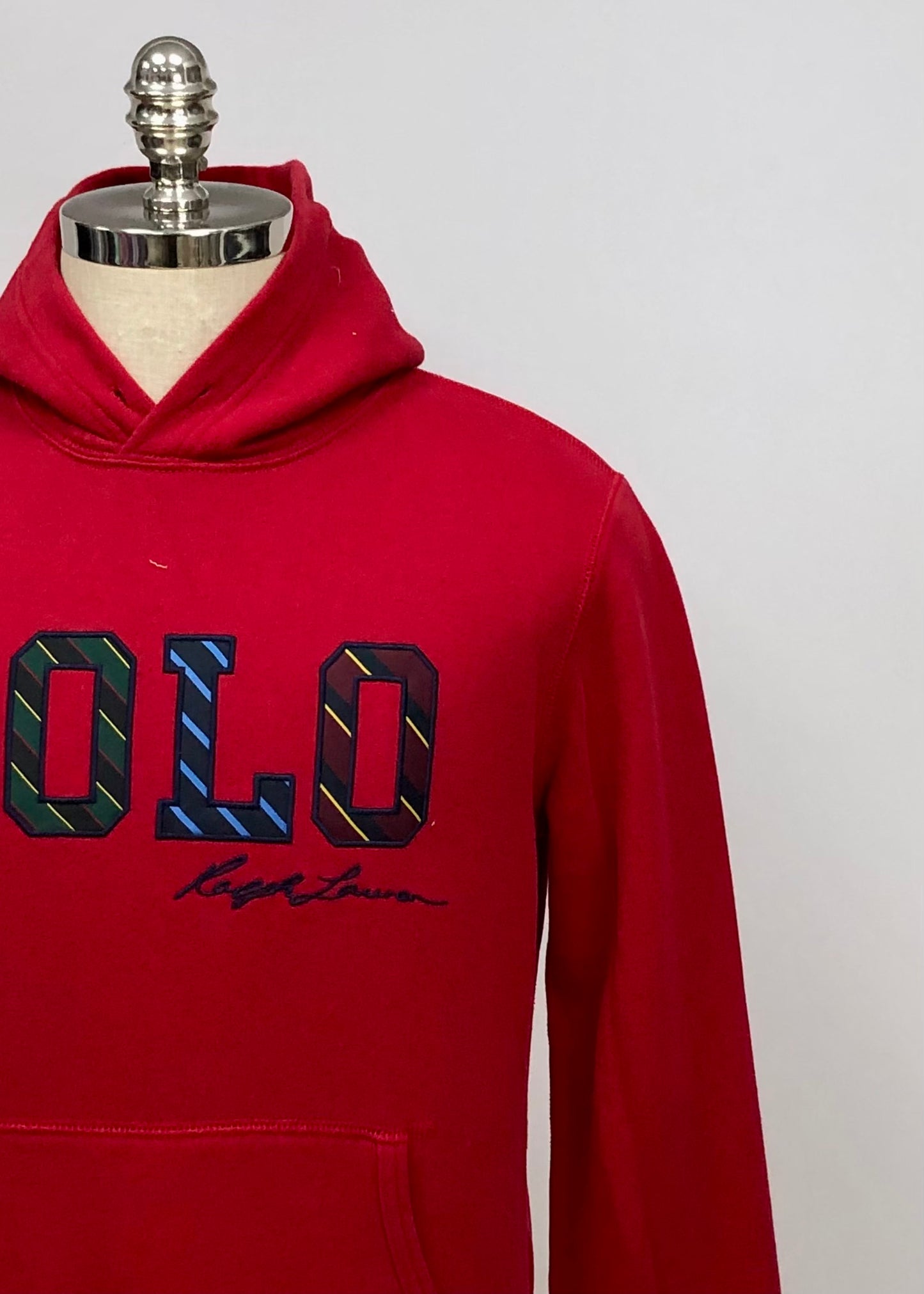 Sudadera Hoodie Polo Ralph Lauren 🏇🏼 color rojo y logo en letras multicolor Talla S