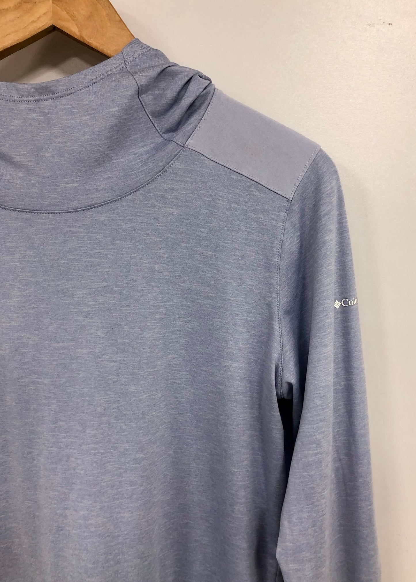 Sueter Jersey Columbia ⛰️ con capucha en color gris claro Talla M