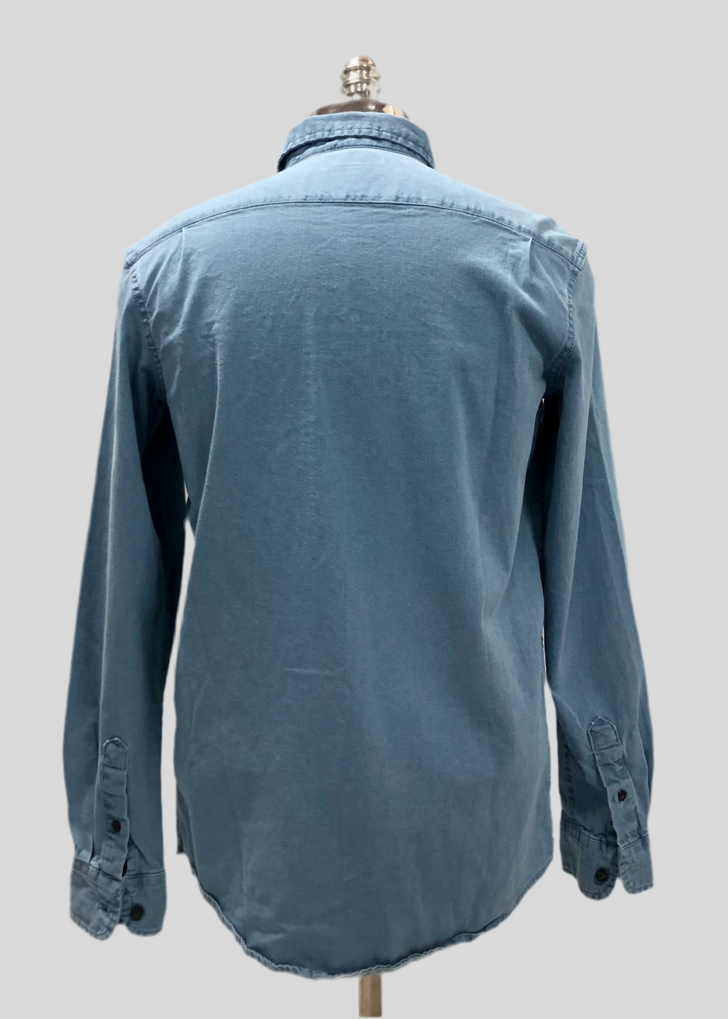 Camisa de botones Wrangler 🐎 De jeans en color celeste Talla S Entalle Regular