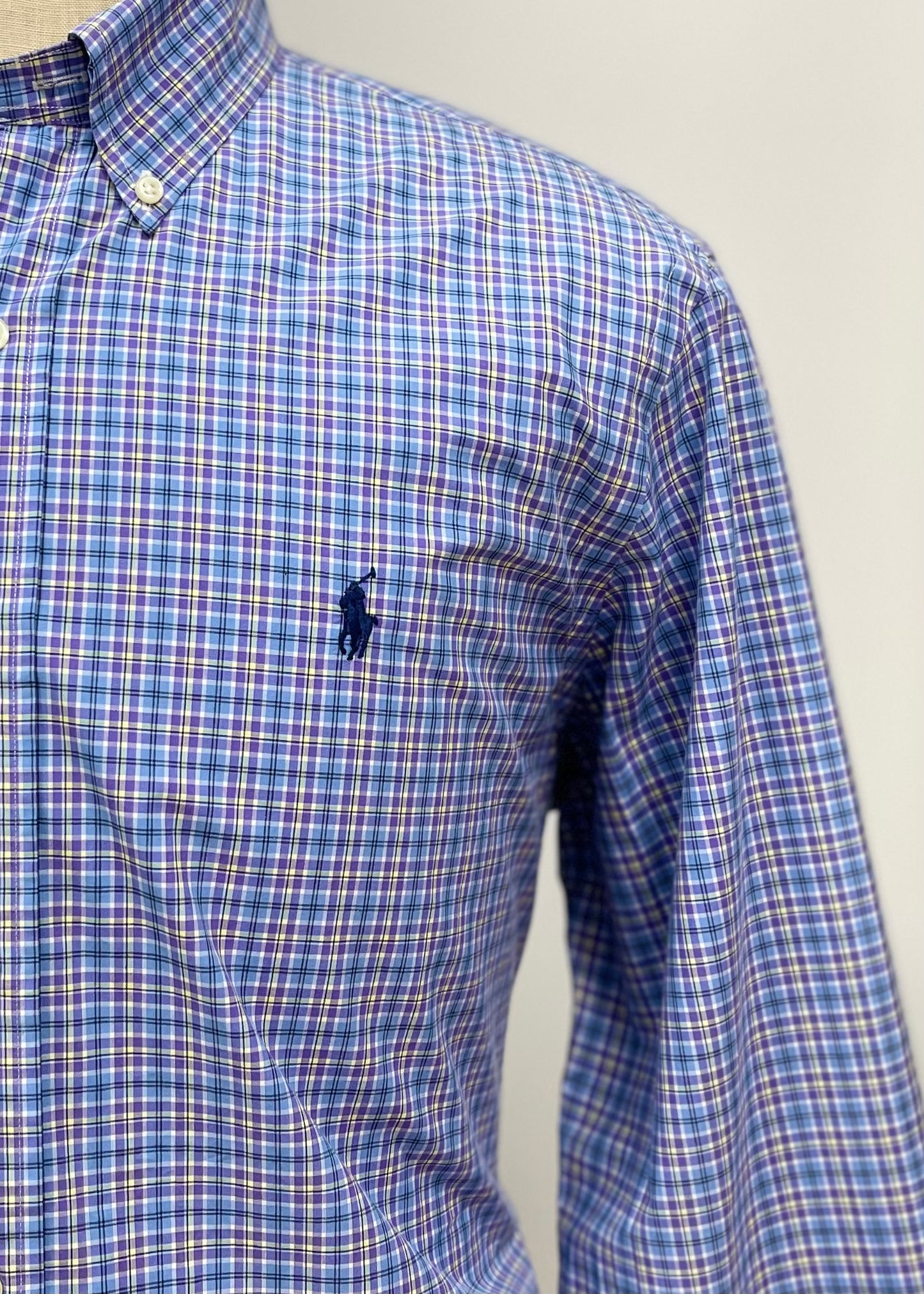 Camisa Polo Ralph Lauren 🏇🏼 con patron de cuadros en color azul, morado y Blanco Talla L Entalle Regular