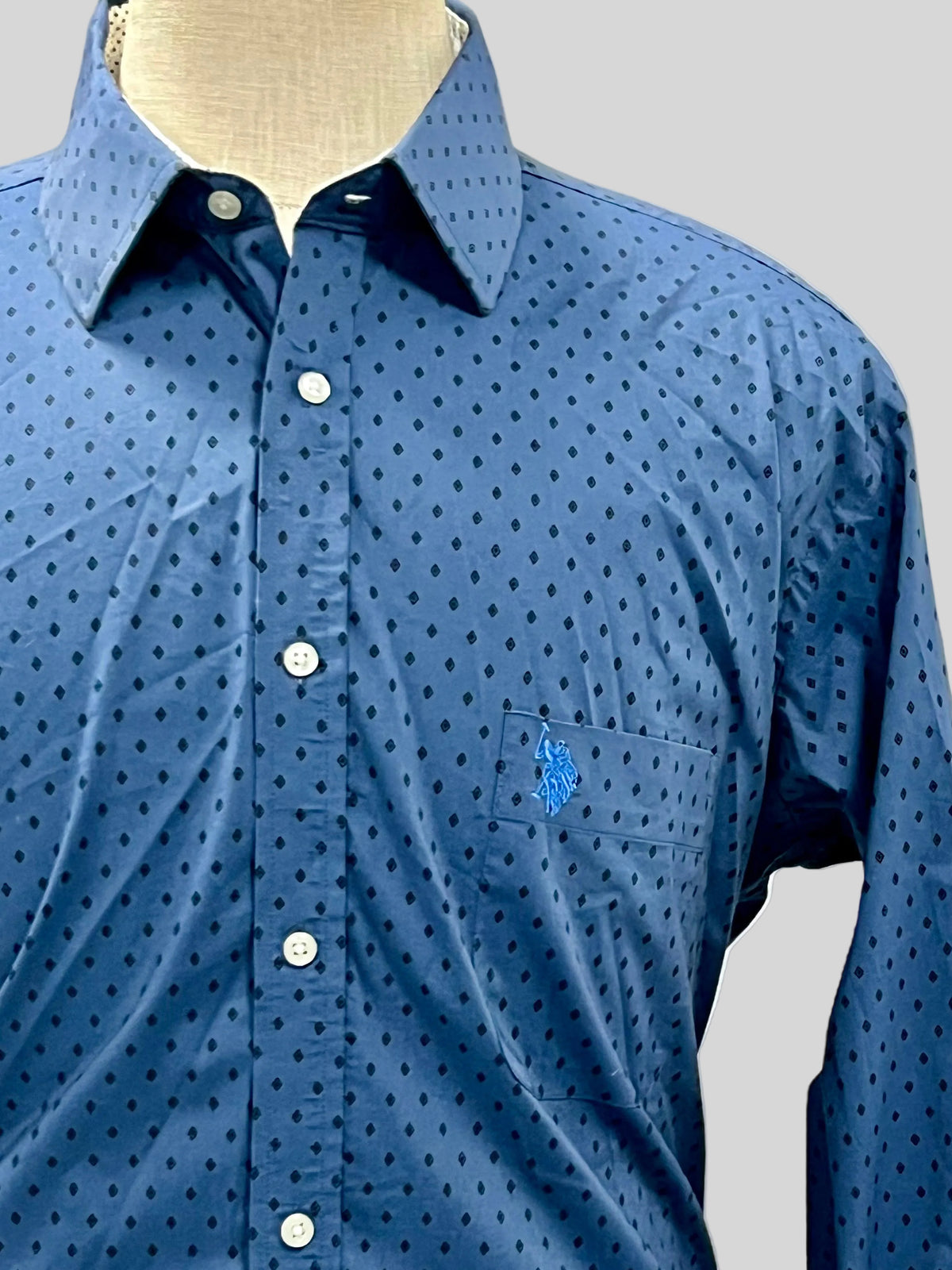 Camisa de botones U.S. Polo Assn. 🐎 en color azul y trípticos en azul navy Talla XL Entalle Slim Fit