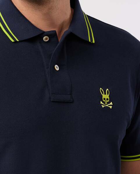 Camiseta Polo Psycho Bunny 🐰 Pique en color azul navy con diseño de cuello en verde intenso Talla M Entalle Regular