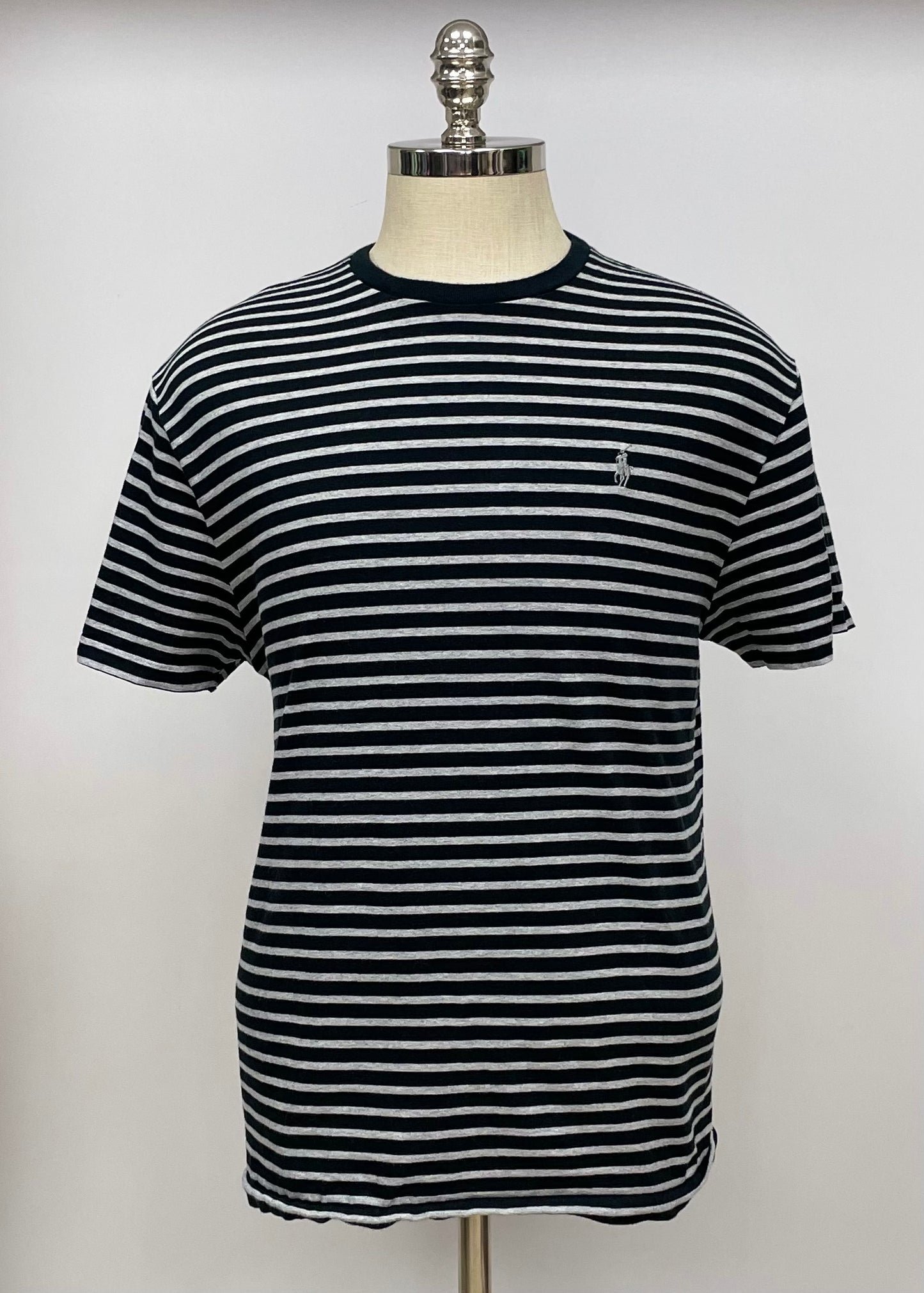 Camiseta cuello redondo Polo Ralph Lauren 🏇🏼 color negro y rayas en color gris Talla L Entalle Clásico