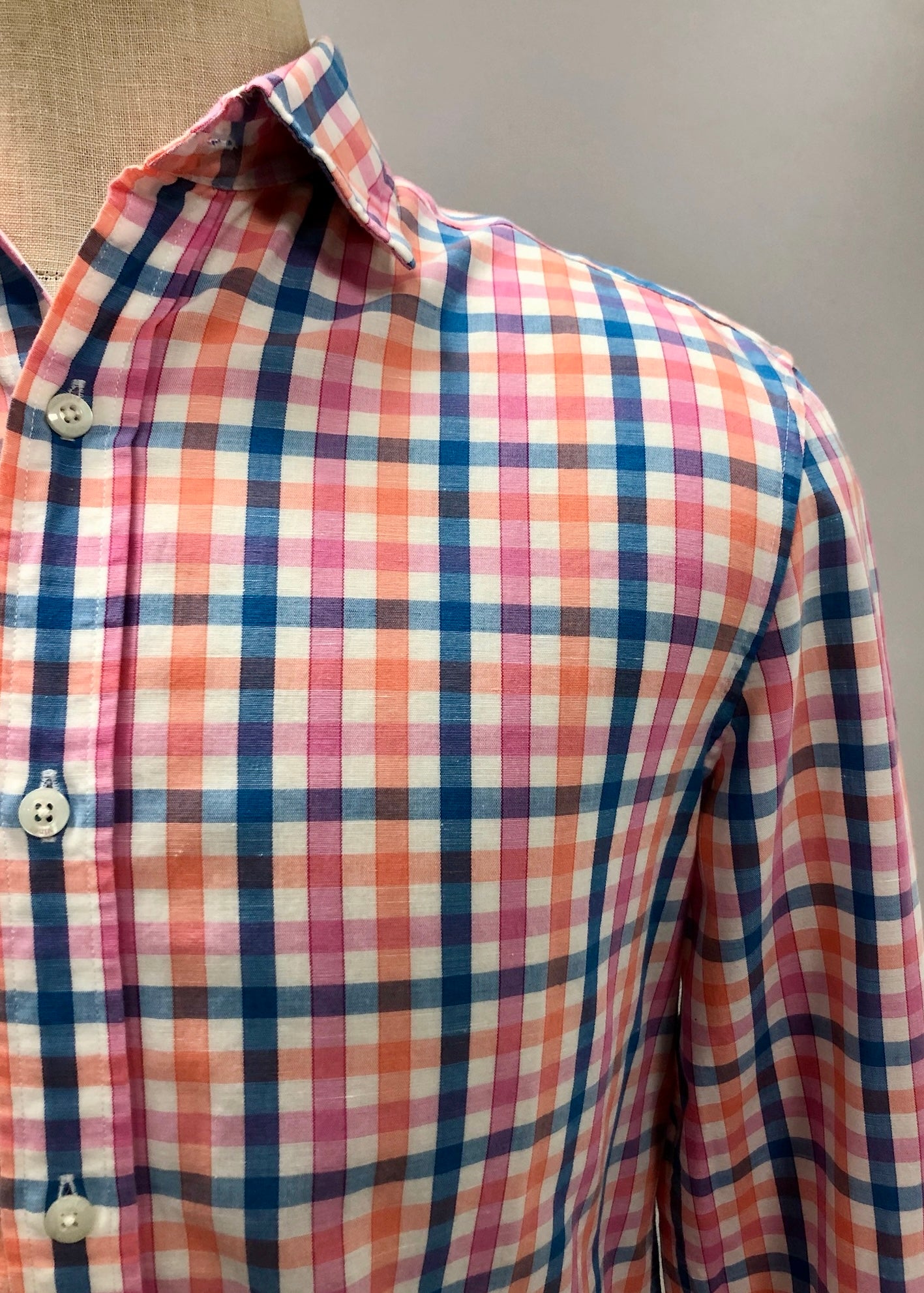 Camisa de botones Vineyard Vines 🐳 color blanco de cuadros en rosado, naranja y azul Talla S Entalle Clásico
