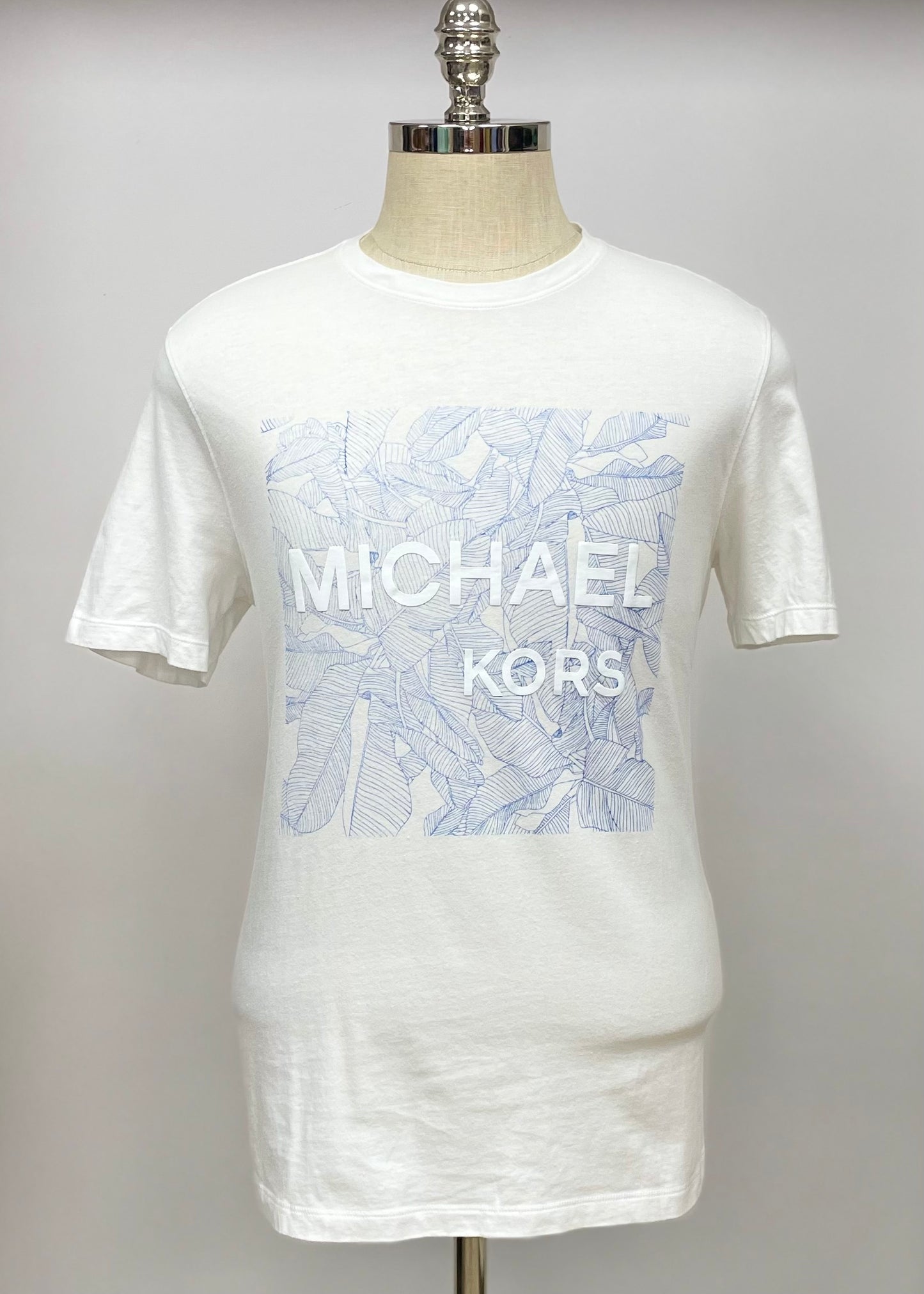 Camiseta cuello redondo Michael Kors color blanco con diseño de hojas en color azul Talla Medium