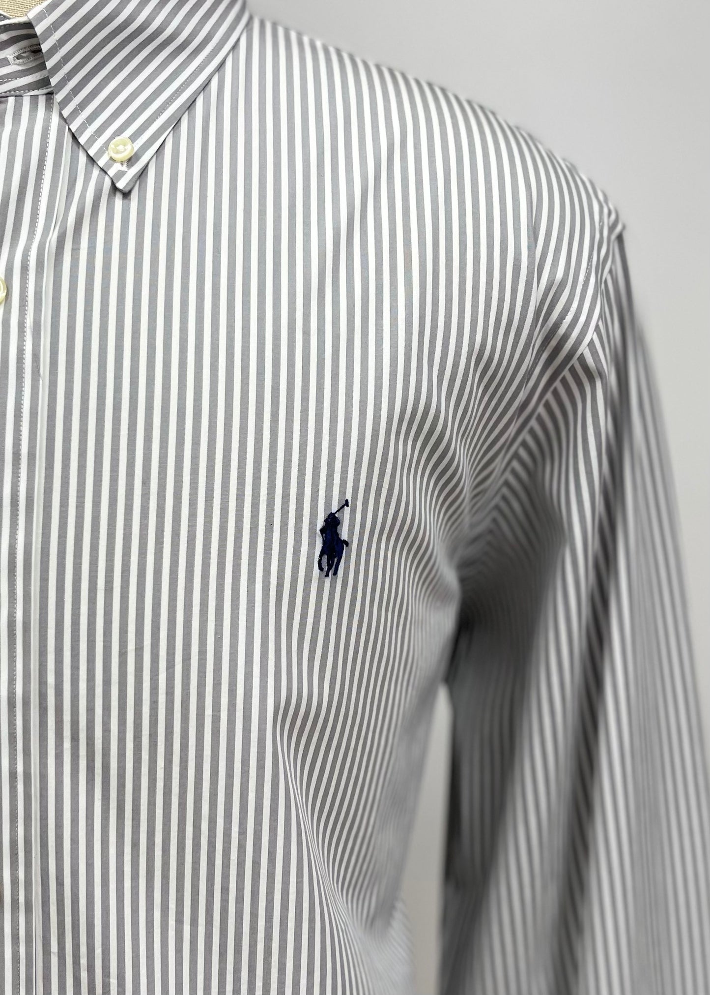 Camisa Polo Ralph Lauren 🏇🏼 color blanco con patrón de rayas en gris oscuro Talla XL Entalle Clásico