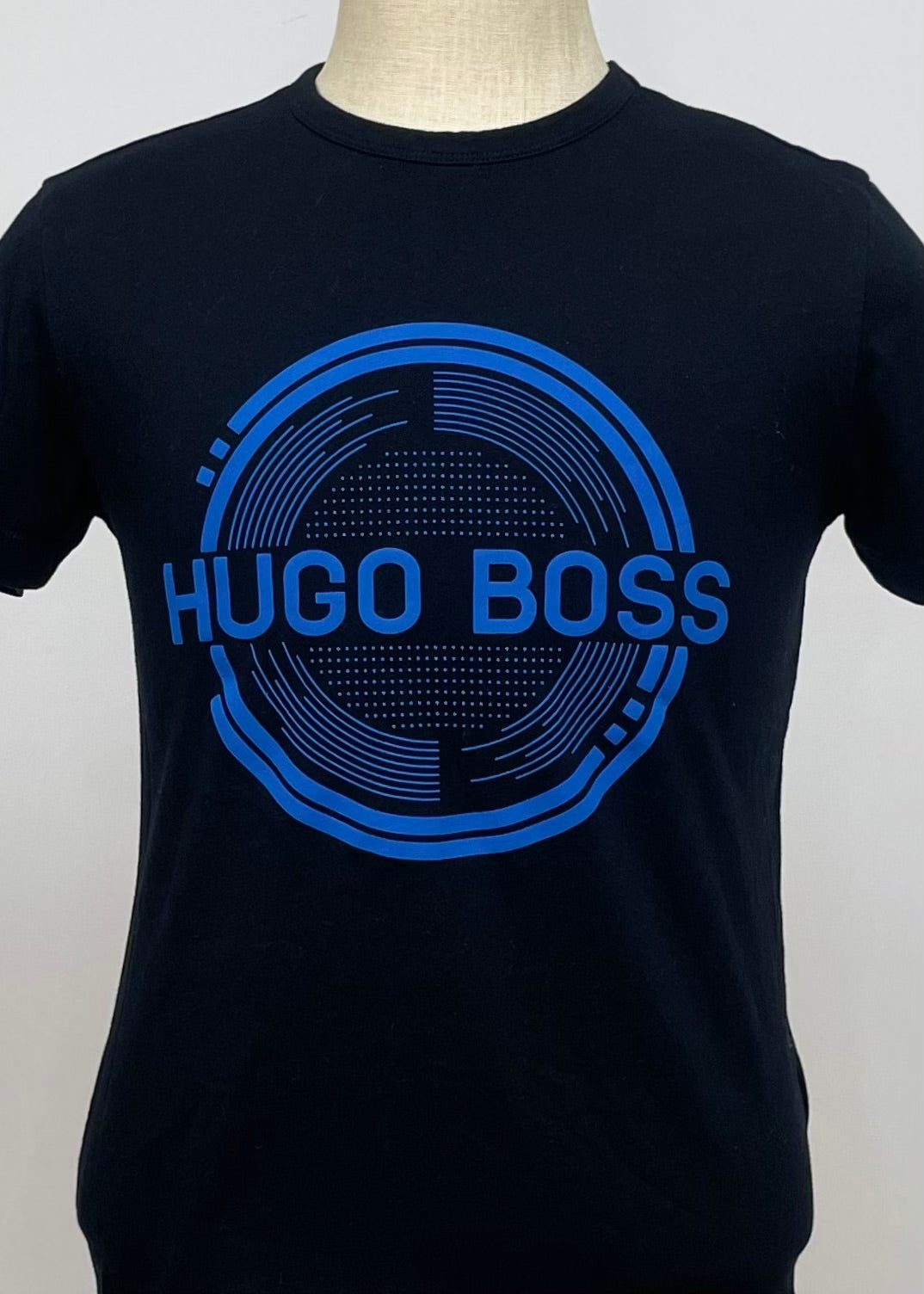 Camiseta cuello Redondo Hugo Boss 🇩🇪 color negro y logo en azul manga corta Talla S Entalle Regular