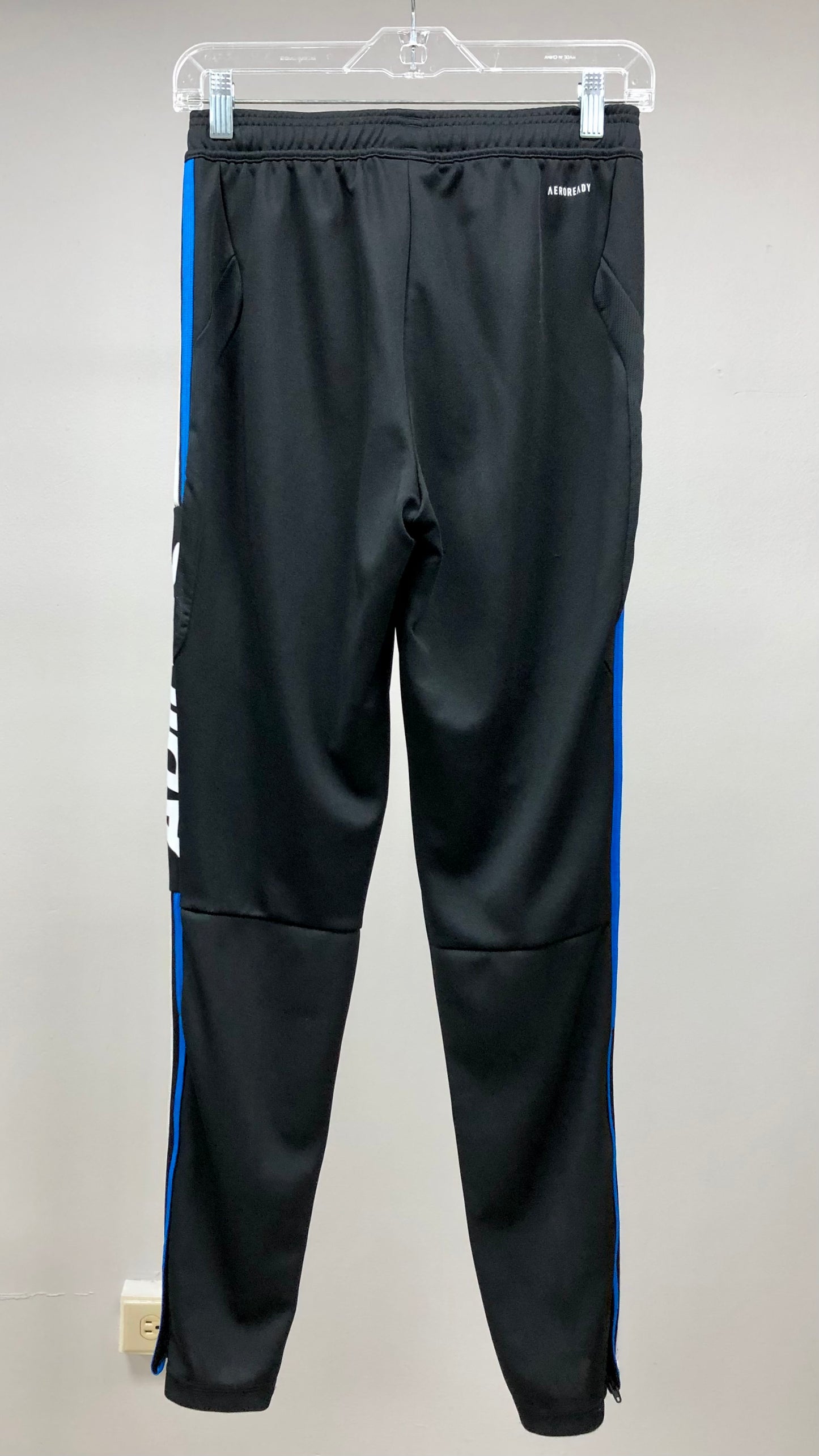 Pantalon Jogger marca Adidas 🏃🏻‍♂️ en color negro con lineas en rojo, azul y blanco Talla S