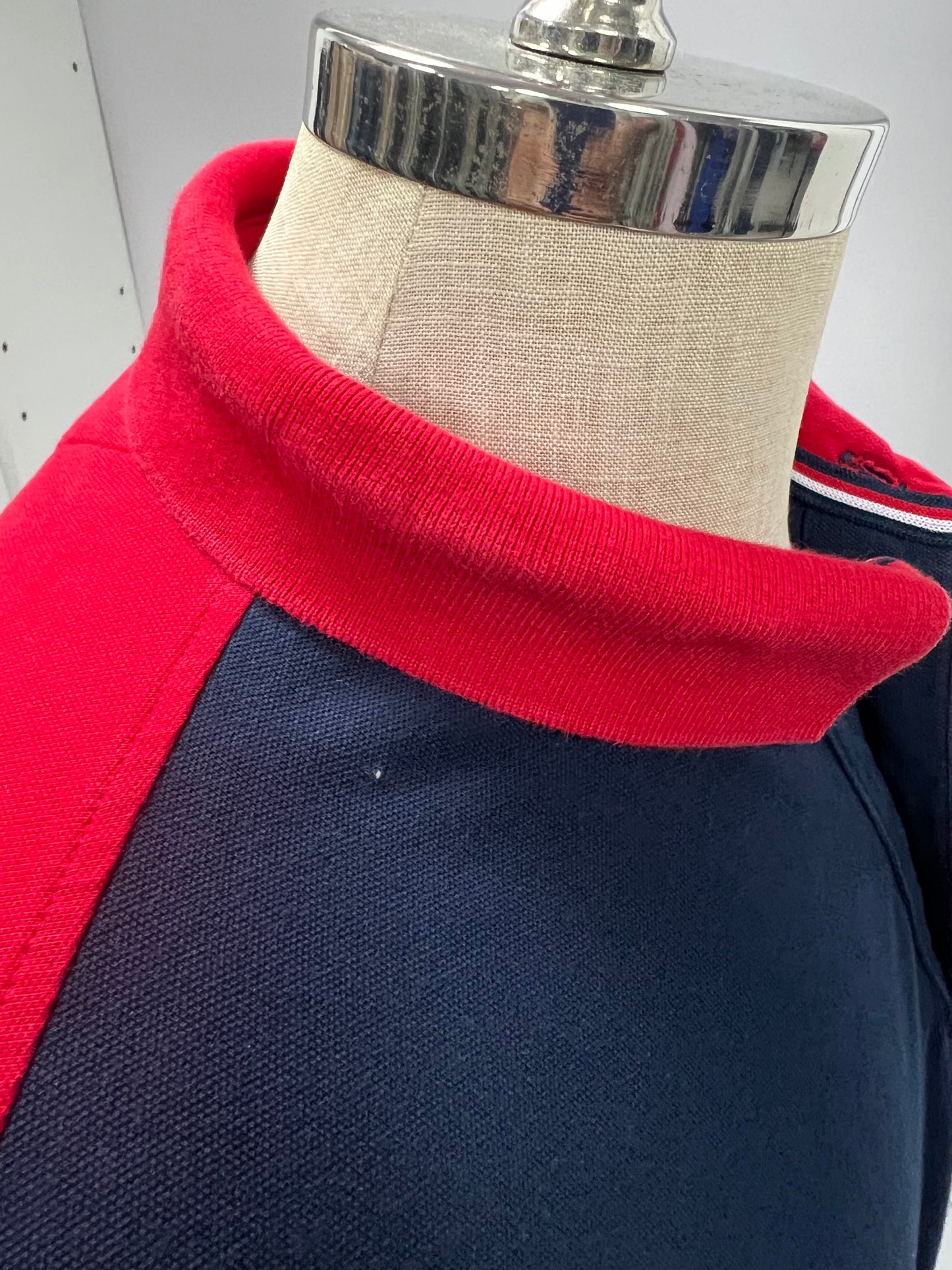 Camiseta Polo Tommy Hilfiger 🇺🇸 color azul navy y mangas y cuello en rojo Talla L Entalle Regular (ver descripción)