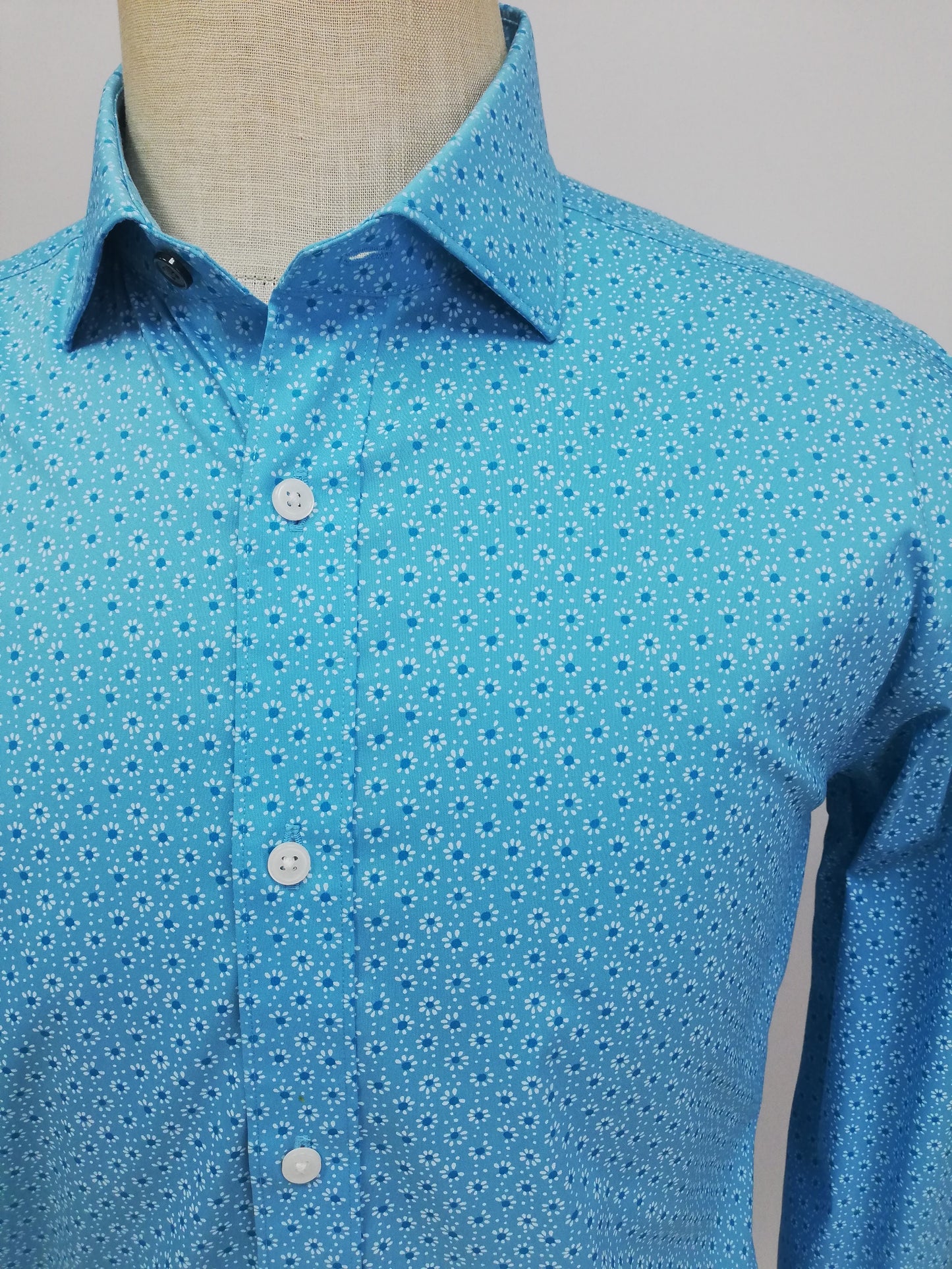 Camisa de botones Psycho Bunny 🐰 en color celeste y patron de flores en blanco Talla M Entalle Slim Fit