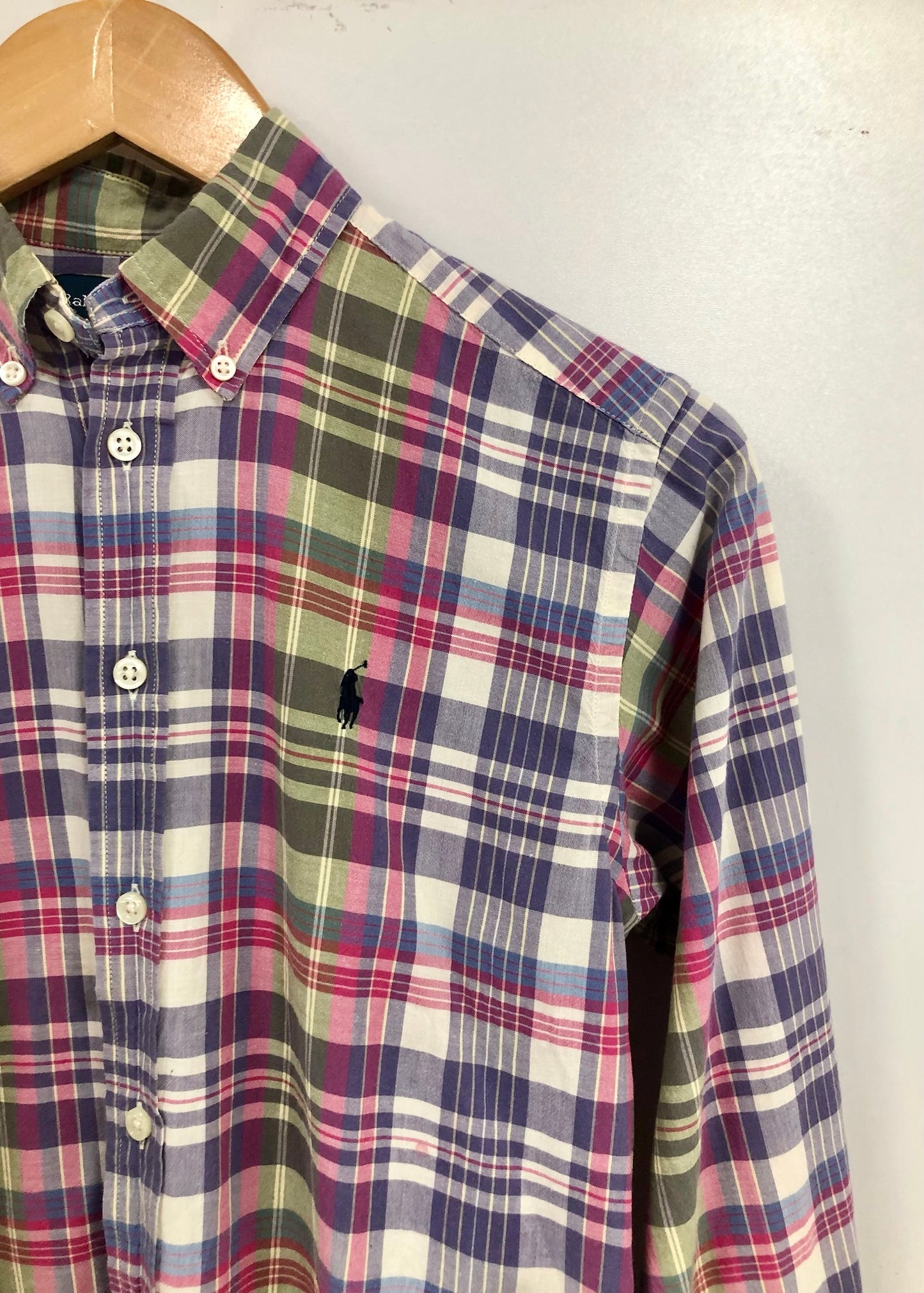 Camisa Polo Ralph Lauren 🏇🏼 con patron de cuadros en rosado, gris, blanco y verde Talla M (10-12) de niño Entalle Regular