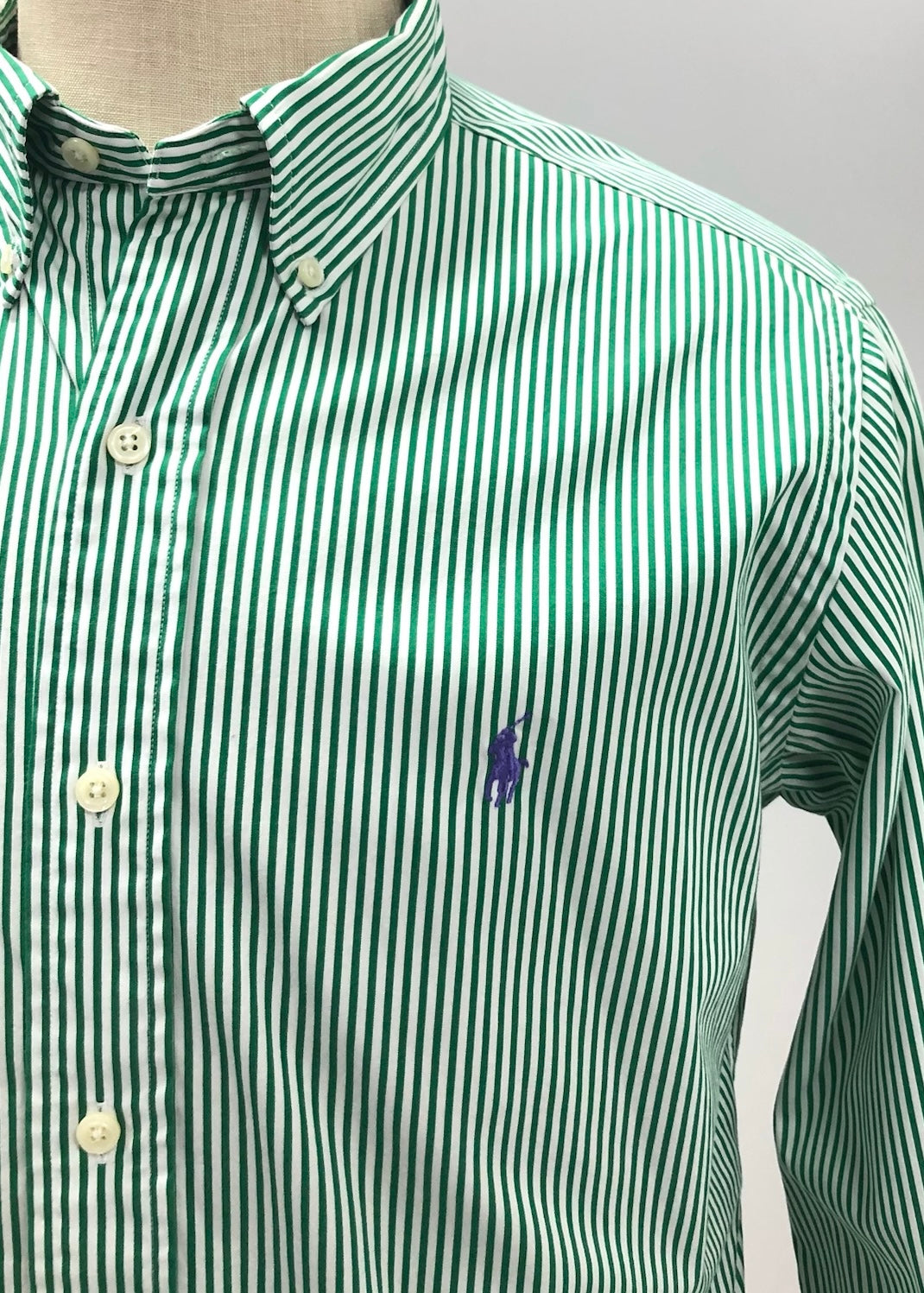 Camisa Polo Ralph Lauren 🏇🏼 con patron de rayas en color verde oscuro y blanco Talla M Entalle Clásico