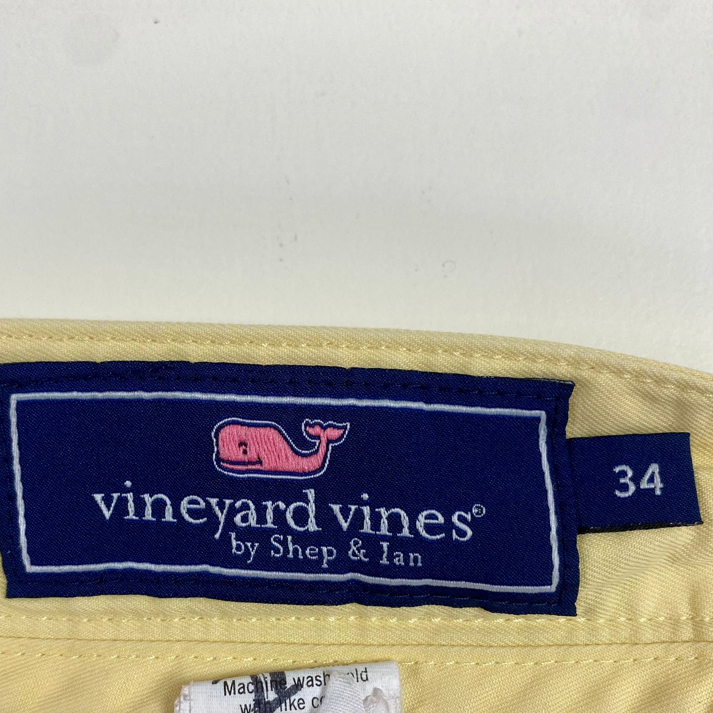 Short Casual Vineyard Vines 🐳 color amarillo claro talla 34