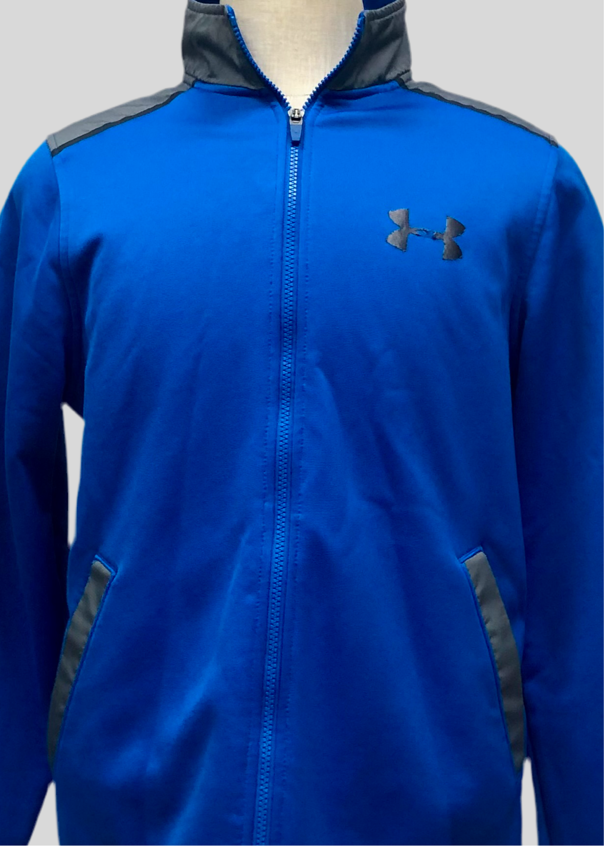 Sueter Jersey Under Armour 🏋🏽 color azul y gris con logo en color negro Talla M (ver descripción)