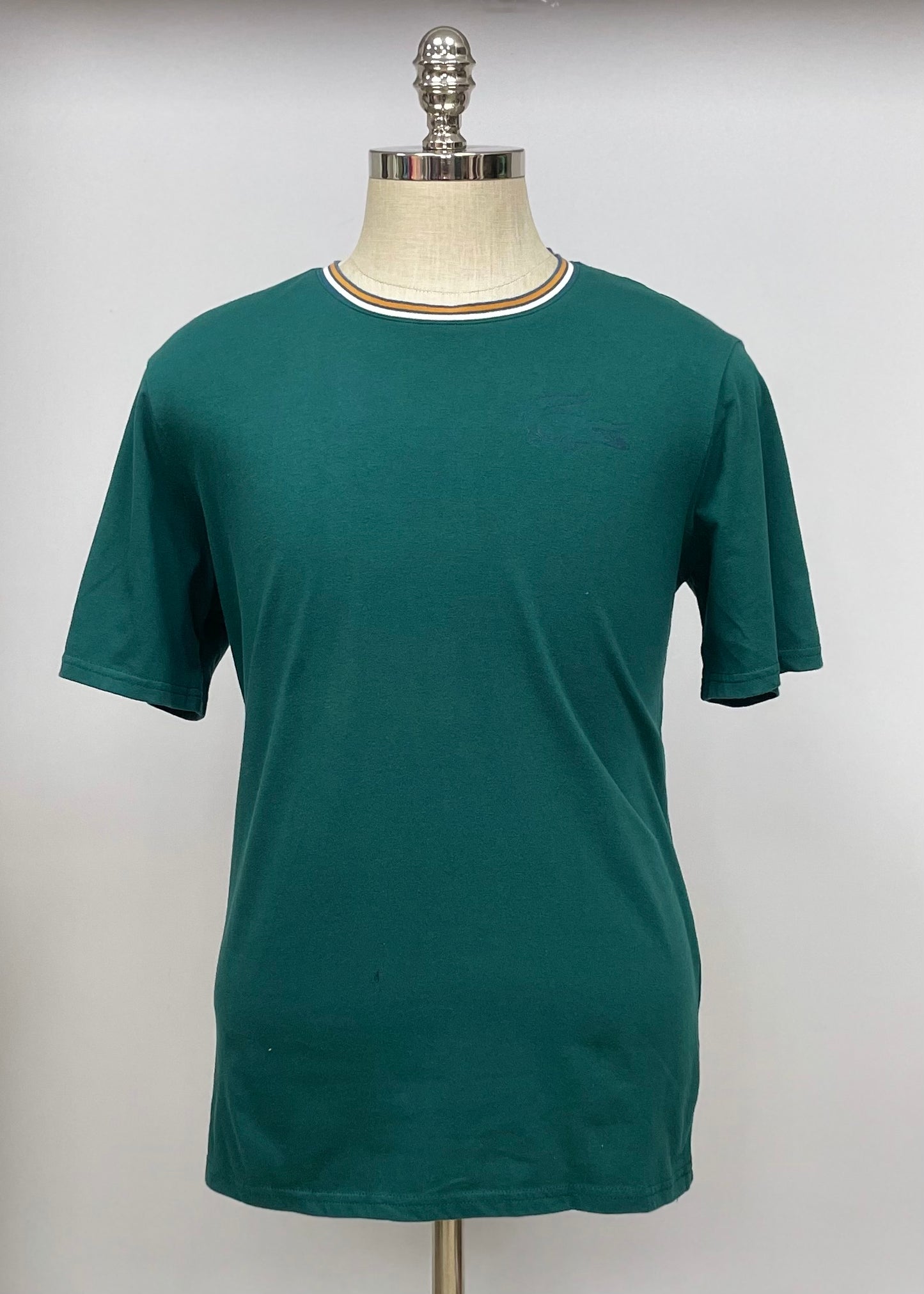 Camiseta cuello redondo Lacoste 🐊 en color verde esmeralda con diseño en el cuelo en color blanco Talla L Entalle Regular