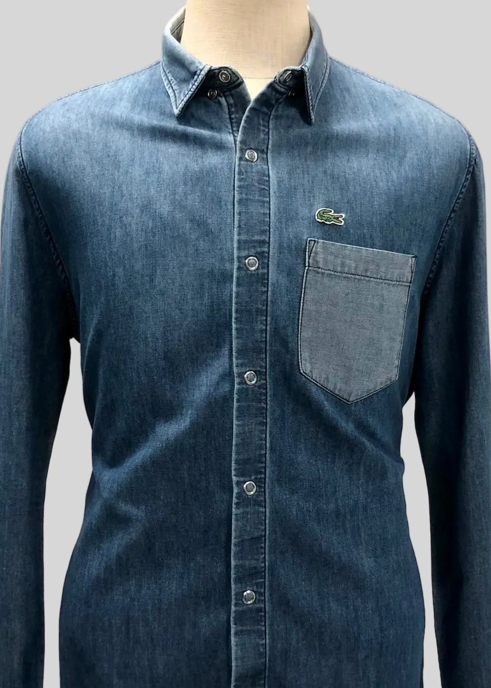 Camisa de botones Lacoste 🐊 De jeans color azul oscuro Talla XL Entalle Regular