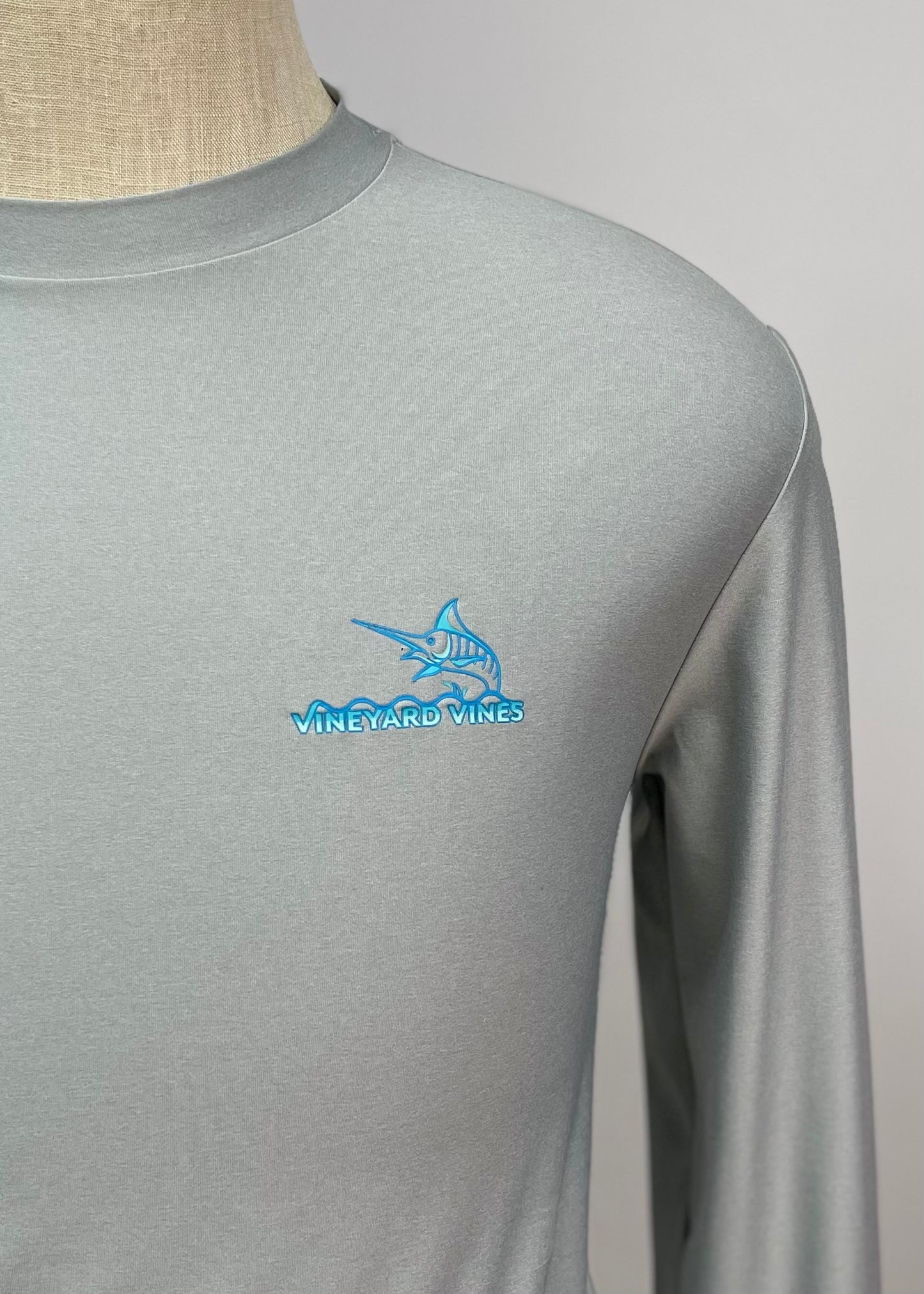 Camiseta cuello redondo Vineyard Vines 🐳 color gris claro con Diseño de pez espada en azul Talla XS