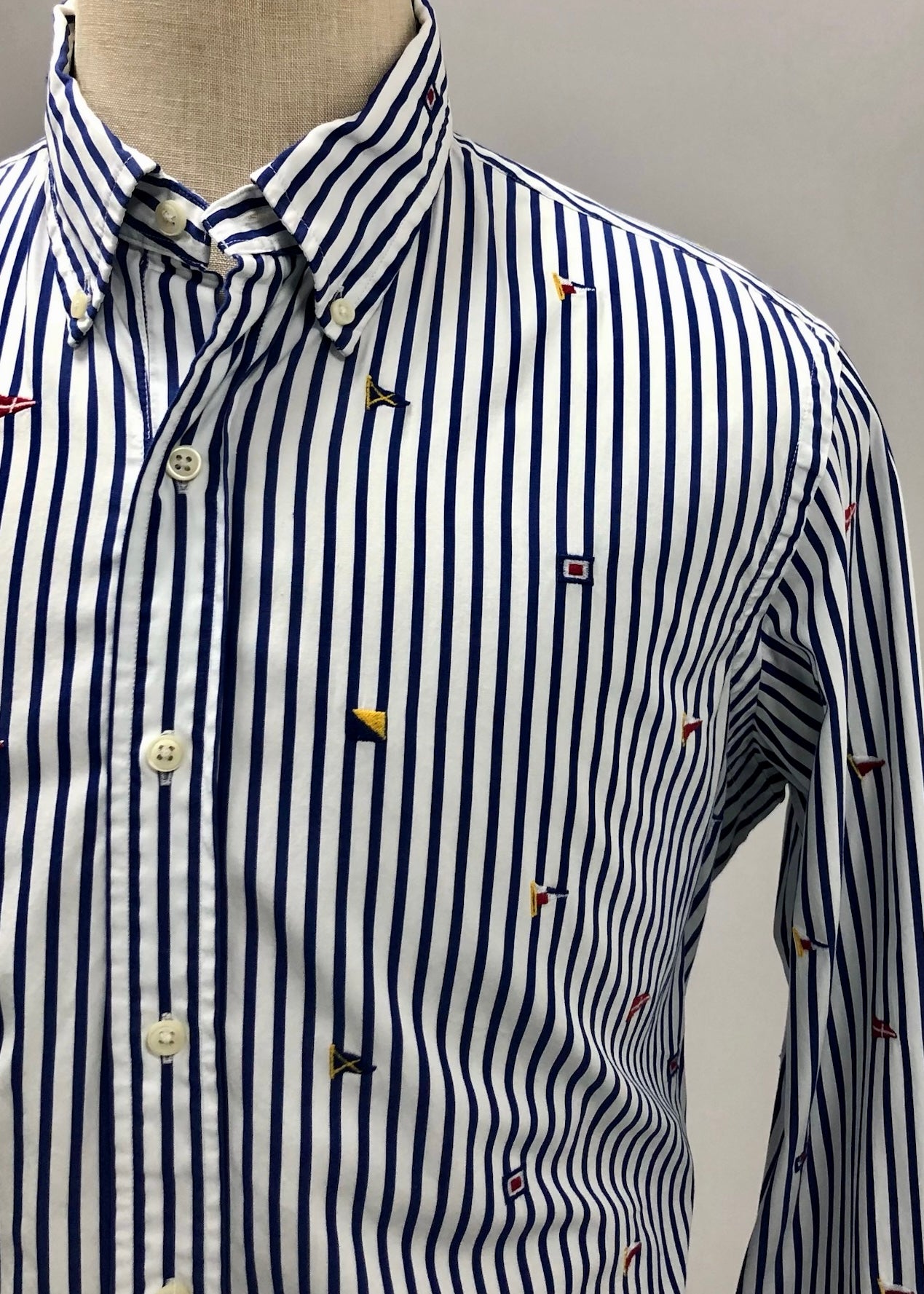 Camisa de botones Polo Ralph Lauren 🏇🏼 color blanco de rayas azul navy con logo de banderas Talla L Entalle Regular (ver descripción)
